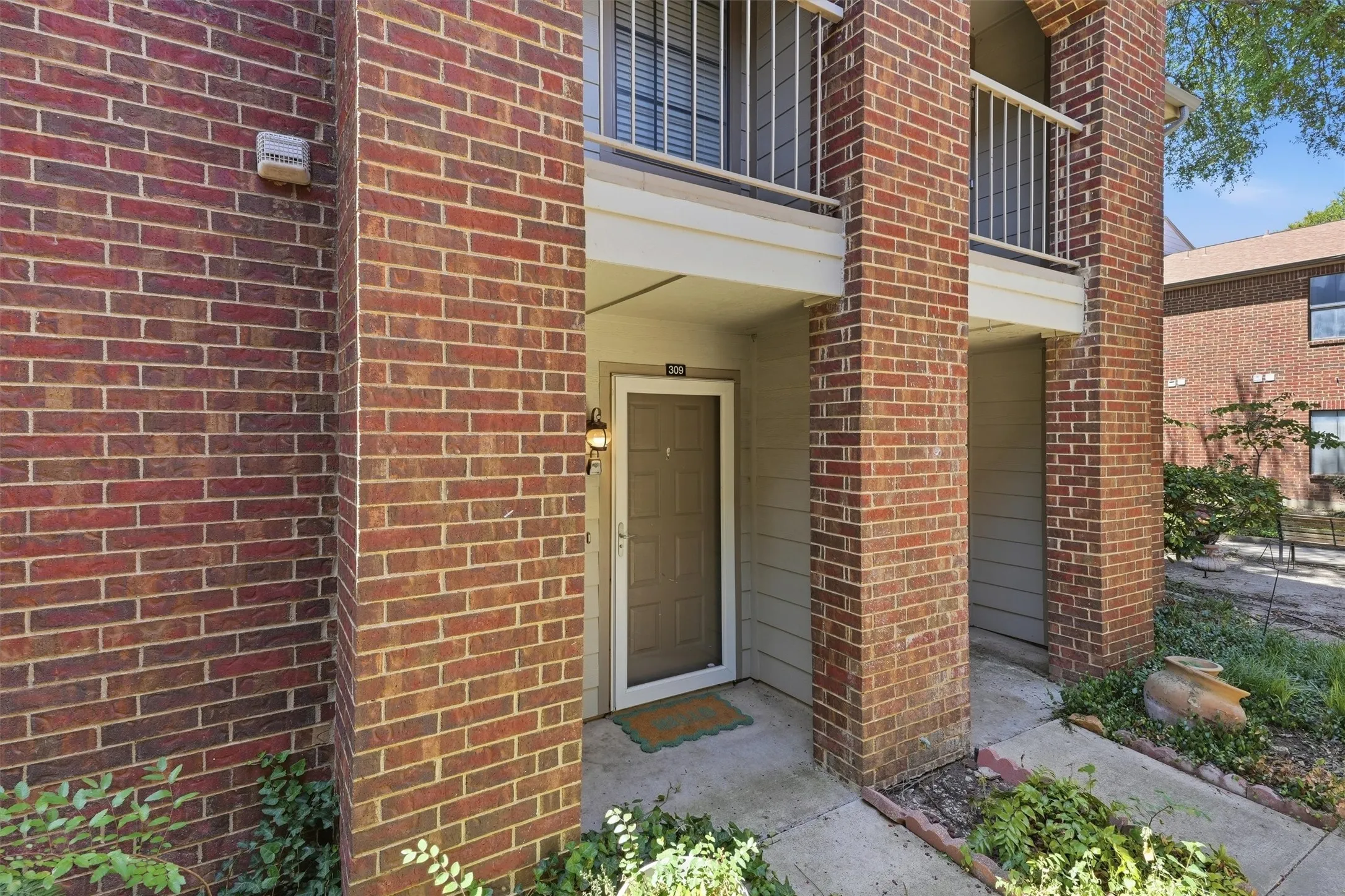 Condominium For Sale in Tarrant County , 3201 Donnelly Circle 309, Fort Worth, Texas 76107, 1 Bedroom, 2 Bathroom, Garage spaces, 936 Sqft, built in 1985, mls#21344040, Real Estate Agent in Fort Worth, Homes For Sale in Tarrant county, Homes For Sale in Fort Worth, Realtor in Fort Worth Texas, Real Estate Brokerage Independent Realty Texas, Luminita Cordes Realtor