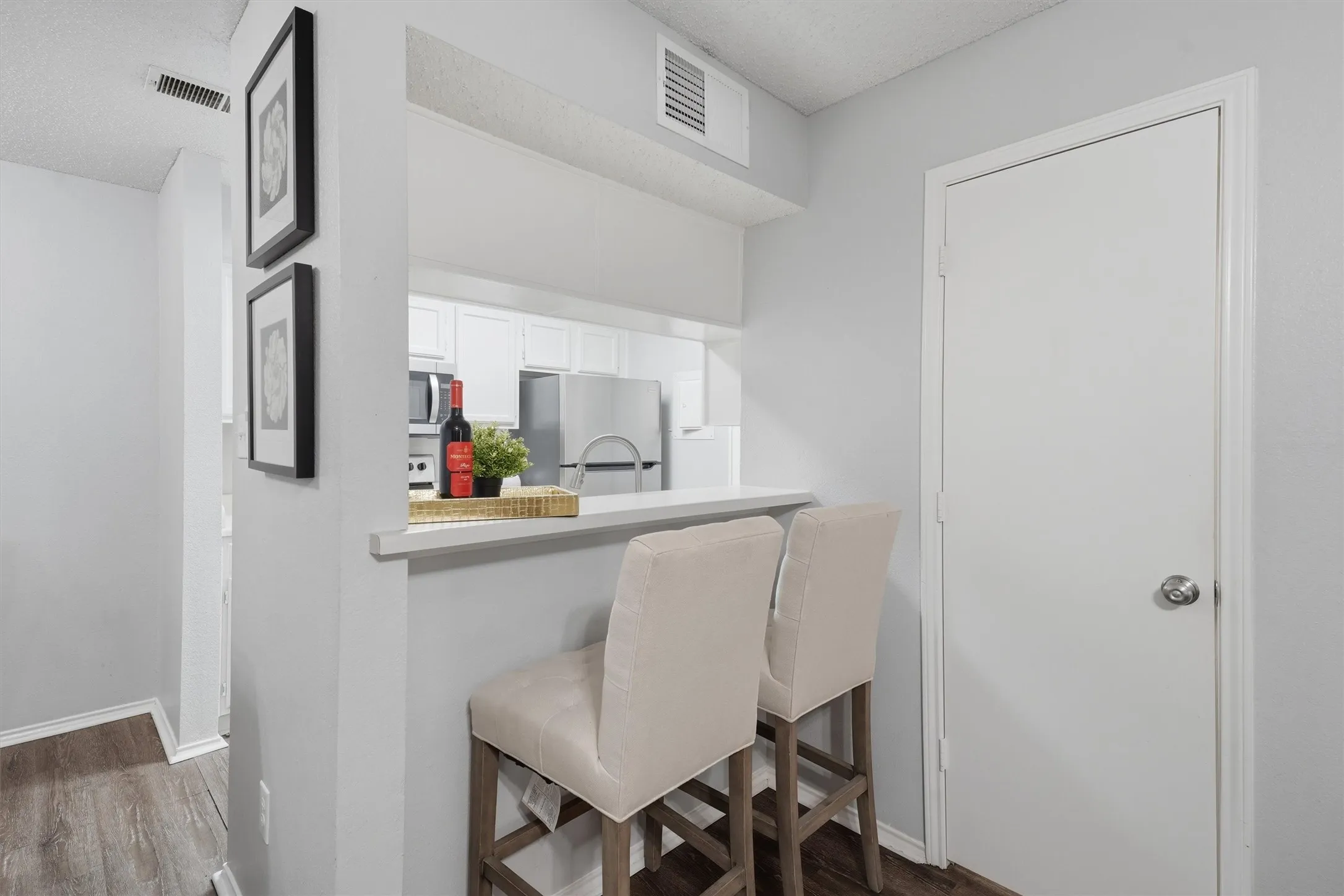 Condominium For Sale in Tarrant County , 3201 Donnelly Circle 309, Fort Worth, Texas 76107, 1 Bedroom, 2 Bathroom, Garage spaces, 936 Sqft, built in 1985, mls#21344040, Real Estate Agent in Fort Worth, Homes For Sale in Tarrant county, Homes For Sale in Fort Worth, Realtor in Fort Worth Texas, Real Estate Brokerage Independent Realty Texas, Luminita Cordes Realtor