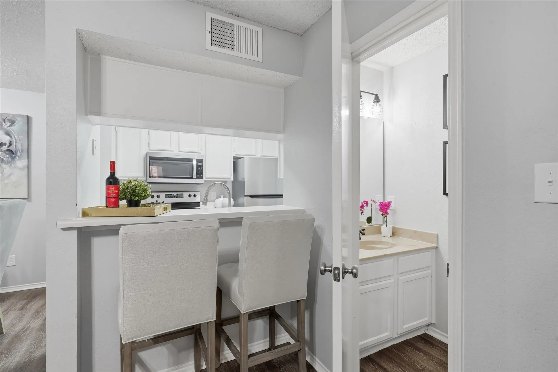 Condominium For Sale in Tarrant County , 3201 Donnelly Circle 309, Fort Worth, Texas 76107, 1 Bedroom, 2 Bathroom, Garage spaces, 936 Sqft, built in 1985, mls#21344040, Real Estate Agent in Fort Worth, Homes For Sale in Tarrant county, Homes For Sale in Fort Worth, Realtor in Fort Worth Texas, Real Estate Brokerage Independent Realty Texas, Luminita Cordes Realtor