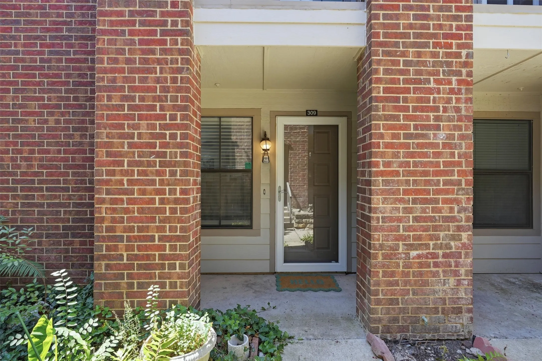 Condominium For Sale in Tarrant County , 3201 Donnelly Circle 309, Fort Worth, Texas 76107, 1 Bedroom, 2 Bathroom, Garage spaces, 936 Sqft, built in 1985, mls#21344040, Real Estate Agent in Fort Worth, Homes For Sale in Tarrant county, Homes For Sale in Fort Worth, Realtor in Fort Worth Texas, Real Estate Brokerage Independent Realty Texas, Luminita Cordes Realtor