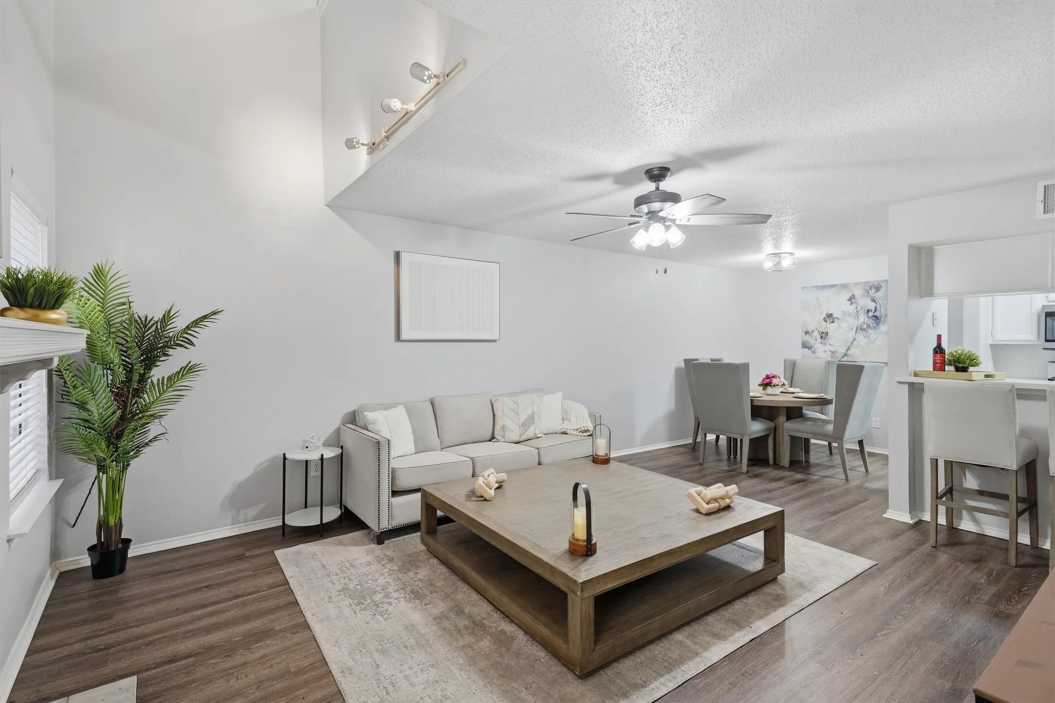 Condominium For Sale in Tarrant County , 3201 Donnelly Circle 309, Fort Worth, Texas 76107, 1 Bedroom, 2 Bathroom, Garage spaces, 936 Sqft, built in 1985, mls#21344040, Real Estate Agent in Fort Worth, Homes For Sale in Tarrant county, Homes For Sale in Fort Worth, Realtor in Fort Worth Texas, Real Estate Brokerage Independent Realty Texas, Luminita Cordes Realtor