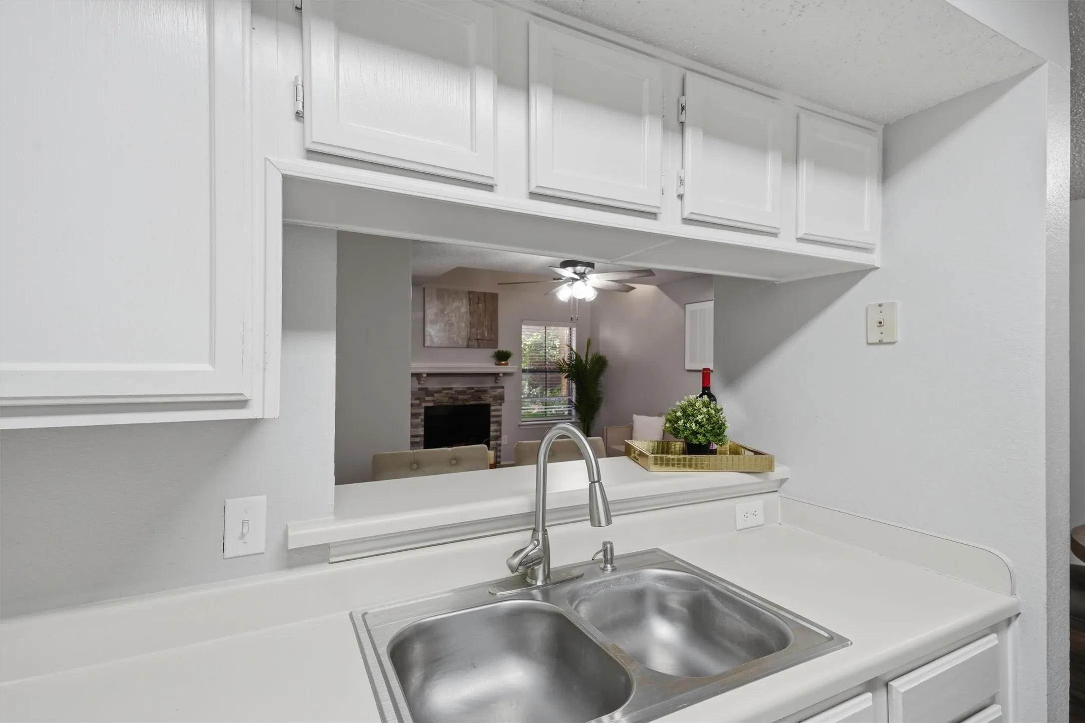 Condominium For Sale in Tarrant County , 3201 Donnelly Circle 309, Fort Worth, Texas 76107, 1 Bedroom, 2 Bathroom, Garage spaces, 936 Sqft, built in 1985, mls#21344040, Real Estate Agent in Fort Worth, Homes For Sale in Tarrant county, Homes For Sale in Fort Worth, Realtor in Fort Worth Texas, Real Estate Brokerage Independent Realty Texas, Luminita Cordes Realtor