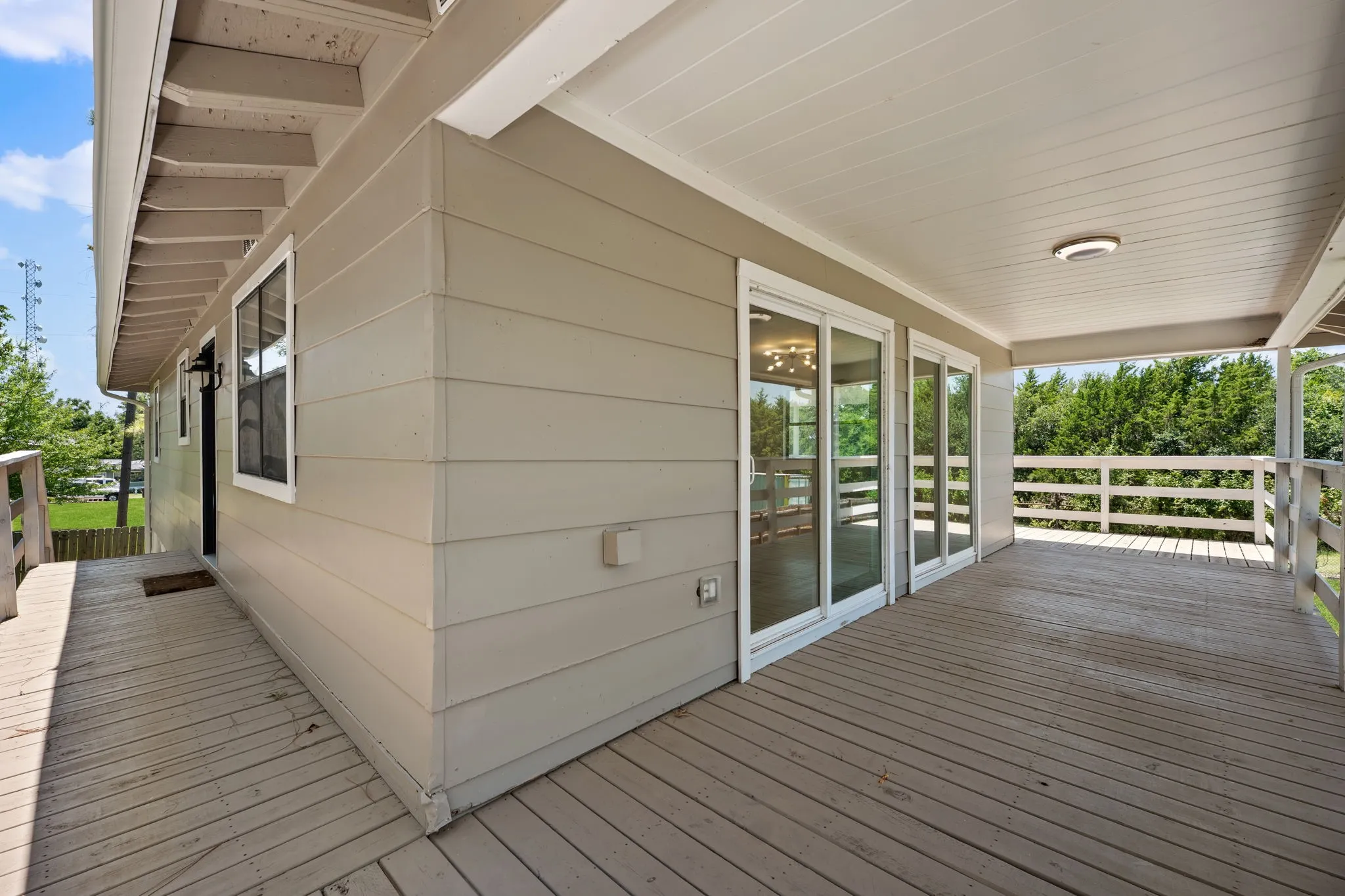 Single Family Residence For Sale in Kaufman County , 17235 Lake Ray Hubbard Drive, Forney, Texas 75126, 2 Bedroom, 1 Bathroom, Garage spaces, 1,056 Sqft, built in 1981, mls#21344049, Real Estate Agent in Forney, Homes For Sale in Kaufman county, Homes For Sale in Forney, Realtor in Forney Texas, Real Estate Brokerage Independent Realty Texas, Luminita Cordes Realtor
