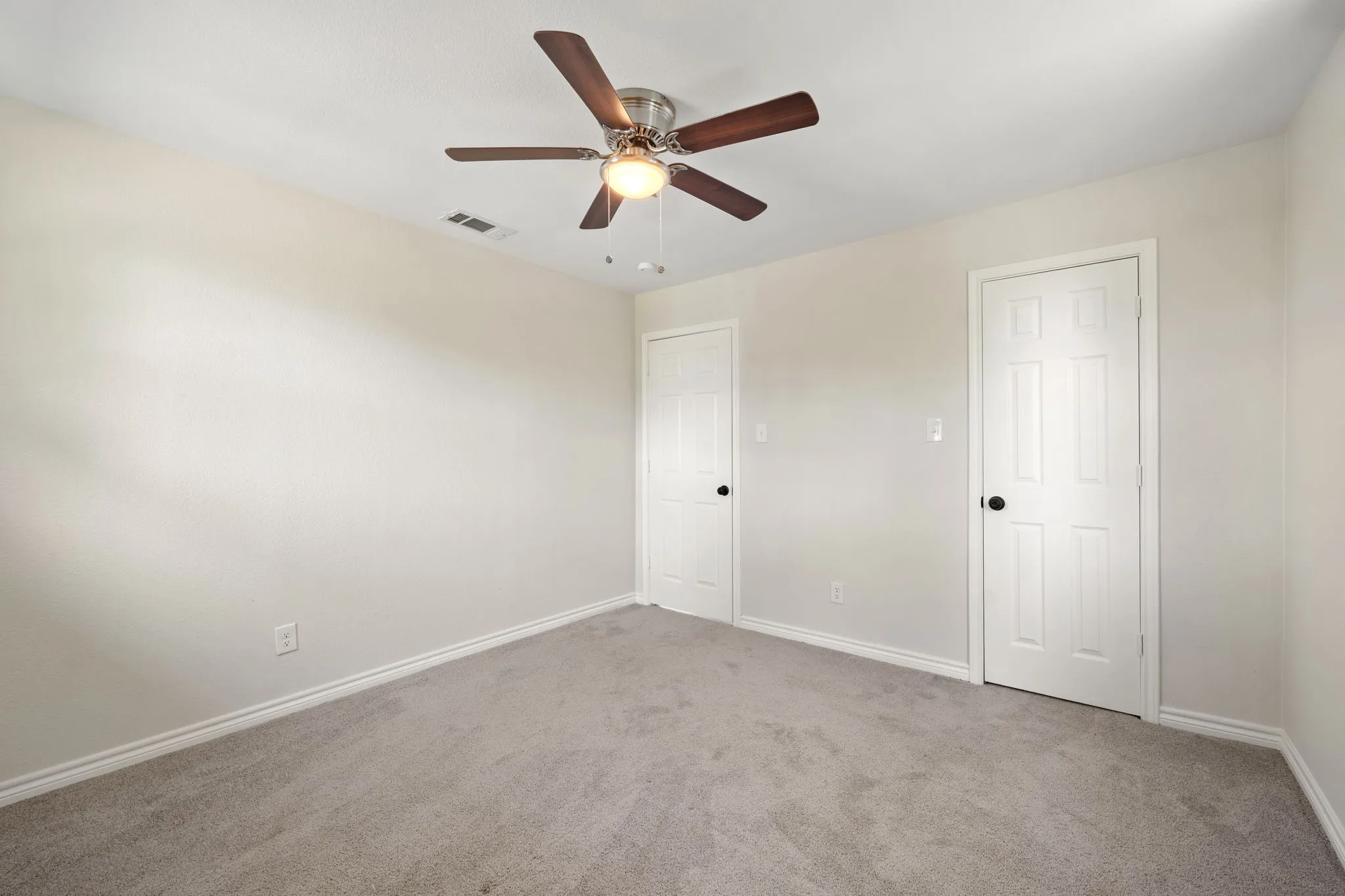Single Family Residence For Sale in Kaufman County , 17235 Lake Ray Hubbard Drive, Forney, Texas 75126, 2 Bedroom, 1 Bathroom, Garage spaces, 1,056 Sqft, built in 1981, mls#21344049, Real Estate Agent in Forney, Homes For Sale in Kaufman county, Homes For Sale in Forney, Realtor in Forney Texas, Real Estate Brokerage Independent Realty Texas, Luminita Cordes Realtor