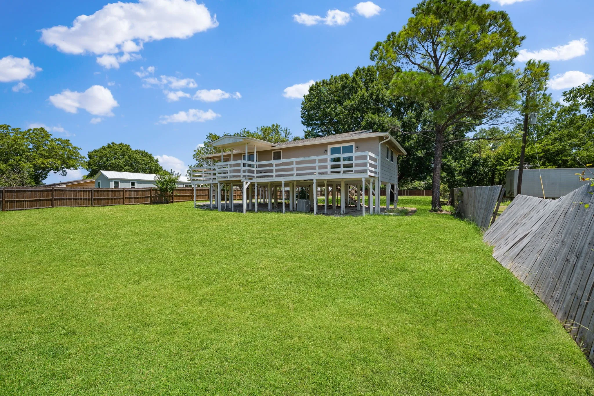 Single Family Residence For Sale in Kaufman County , 17235 Lake Ray Hubbard Drive, Forney, Texas 75126, 2 Bedroom, 1 Bathroom, Garage spaces, 1,056 Sqft, built in 1981, mls#21344049, Real Estate Agent in Forney, Homes For Sale in Kaufman county, Homes For Sale in Forney, Realtor in Forney Texas, Real Estate Brokerage Independent Realty Texas, Luminita Cordes Realtor