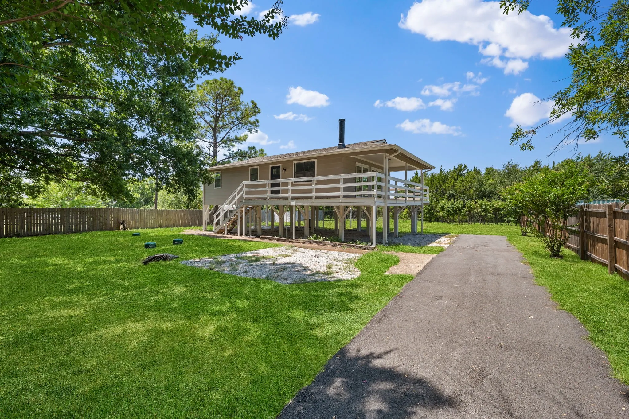 Single Family Residence For Sale in Kaufman County , 17235 Lake Ray Hubbard Drive, Forney, Texas 75126, 2 Bedroom, 1 Bathroom, Garage spaces, 1,056 Sqft, built in 1981, mls#21344049, Real Estate Agent in Forney, Homes For Sale in Kaufman county, Homes For Sale in Forney, Realtor in Forney Texas, Real Estate Brokerage Independent Realty Texas, Luminita Cordes Realtor