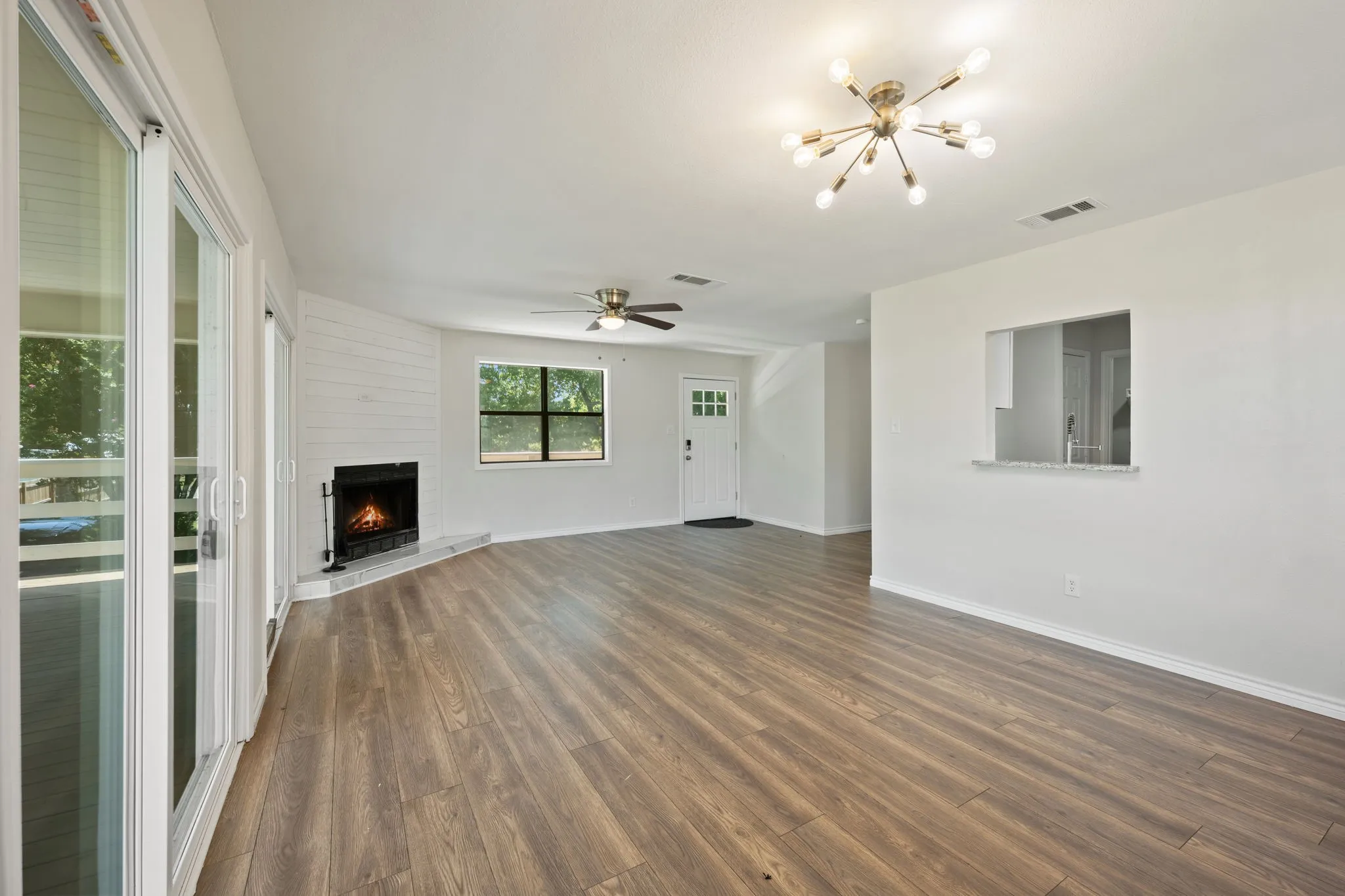 Single Family Residence For Sale in Kaufman County , 17235 Lake Ray Hubbard Drive, Forney, Texas 75126, 2 Bedroom, 1 Bathroom, Garage spaces, 1,056 Sqft, built in 1981, mls#21344049, Real Estate Agent in Forney, Homes For Sale in Kaufman county, Homes For Sale in Forney, Realtor in Forney Texas, Real Estate Brokerage Independent Realty Texas, Luminita Cordes Realtor