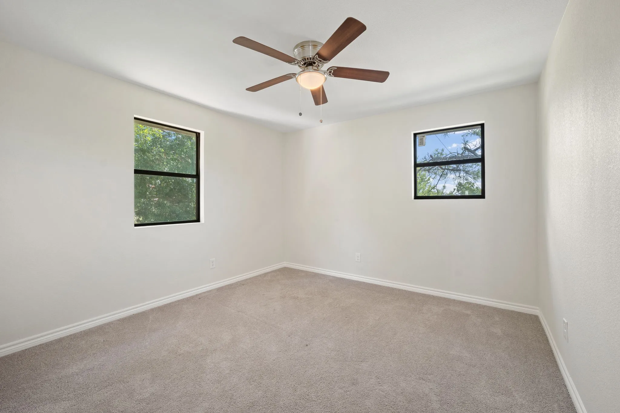 Single Family Residence For Sale in Kaufman County , 17235 Lake Ray Hubbard Drive, Forney, Texas 75126, 2 Bedroom, 1 Bathroom, Garage spaces, 1,056 Sqft, built in 1981, mls#21344049, Real Estate Agent in Forney, Homes For Sale in Kaufman county, Homes For Sale in Forney, Realtor in Forney Texas, Real Estate Brokerage Independent Realty Texas, Luminita Cordes Realtor
