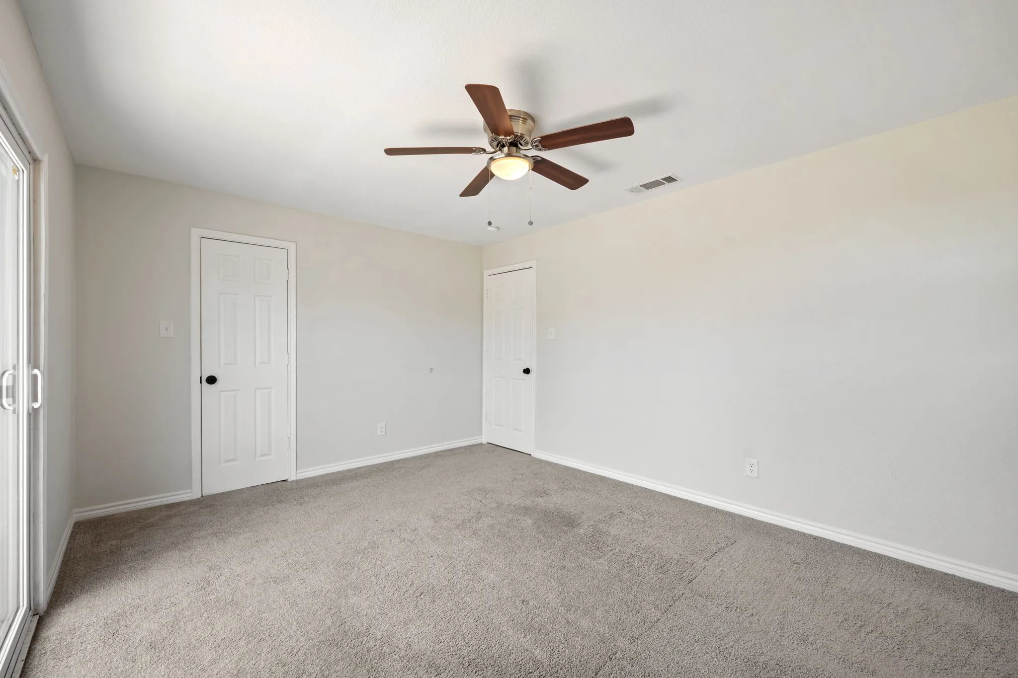 Single Family Residence For Sale in Kaufman County , 17235 Lake Ray Hubbard Drive, Forney, Texas 75126, 2 Bedroom, 1 Bathroom, Garage spaces, 1,056 Sqft, built in 1981, mls#21344049, Real Estate Agent in Forney, Homes For Sale in Kaufman county, Homes For Sale in Forney, Realtor in Forney Texas, Real Estate Brokerage Independent Realty Texas, Luminita Cordes Realtor