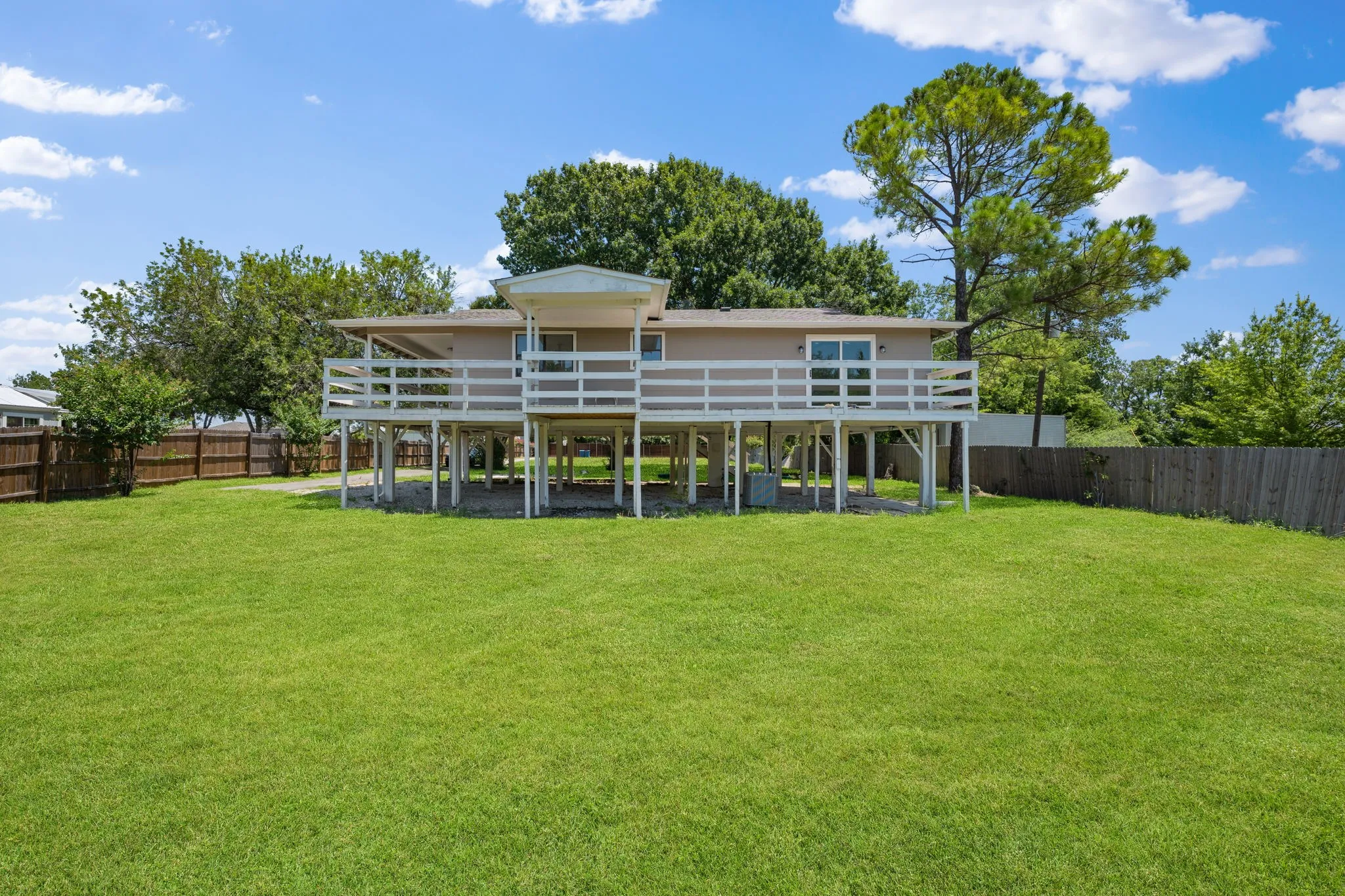 Single Family Residence For Sale in Kaufman County , 17235 Lake Ray Hubbard Drive, Forney, Texas 75126, 2 Bedroom, 1 Bathroom, Garage spaces, 1,056 Sqft, built in 1981, mls#21344049, Real Estate Agent in Forney, Homes For Sale in Kaufman county, Homes For Sale in Forney, Realtor in Forney Texas, Real Estate Brokerage Independent Realty Texas, Luminita Cordes Realtor