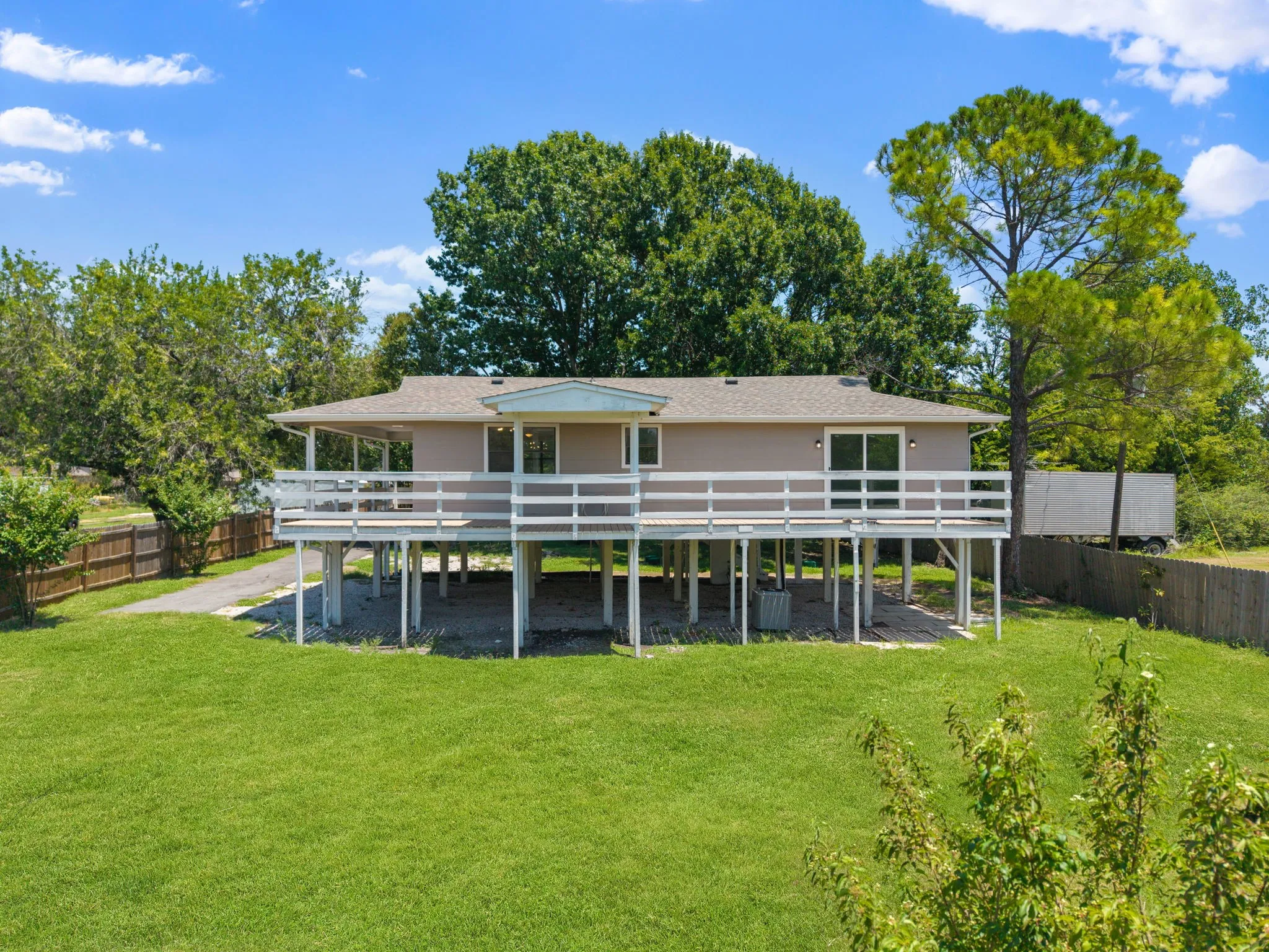 Single Family Residence For Sale in Kaufman County , 17235 Lake Ray Hubbard Drive, Forney, Texas 75126, 2 Bedroom, 1 Bathroom, Garage spaces, 1,056 Sqft, built in 1981, mls#21344049, Real Estate Agent in Forney, Homes For Sale in Kaufman county, Homes For Sale in Forney, Realtor in Forney Texas, Real Estate Brokerage Independent Realty Texas, Luminita Cordes Realtor