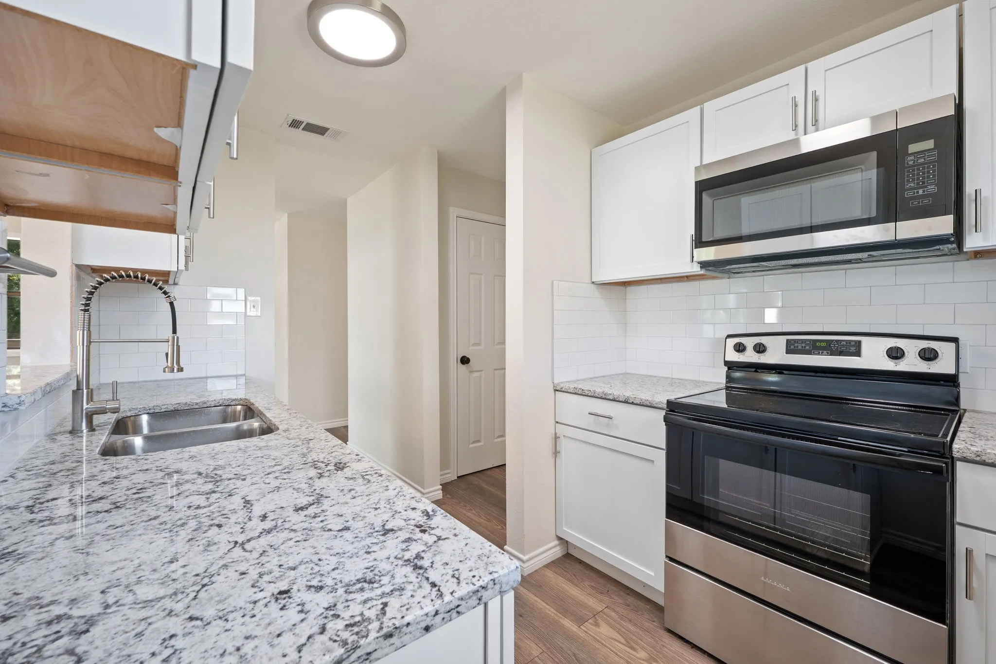 Single Family Residence For Sale in Kaufman County , 17235 Lake Ray Hubbard Drive, Forney, Texas 75126, 2 Bedroom, 1 Bathroom, Garage spaces, 1,056 Sqft, built in 1981, mls#21344049, Real Estate Agent in Forney, Homes For Sale in Kaufman county, Homes For Sale in Forney, Realtor in Forney Texas, Real Estate Brokerage Independent Realty Texas, Luminita Cordes Realtor