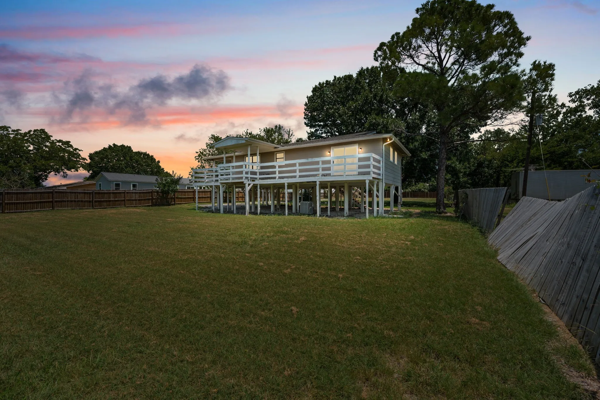 Single Family Residence For Sale in Kaufman County , 17235 Lake Ray Hubbard Drive, Forney, Texas 75126, 2 Bedroom, 1 Bathroom, Garage spaces, 1,056 Sqft, built in 1981, mls#21344049, Real Estate Agent in Forney, Homes For Sale in Kaufman county, Homes For Sale in Forney, Realtor in Forney Texas, Real Estate Brokerage Independent Realty Texas, Luminita Cordes Realtor