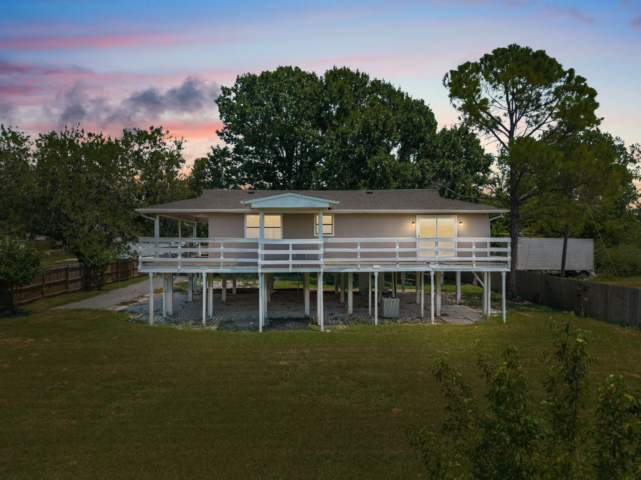Single Family Residence For Sale in Kaufman County , 17235 Lake Ray Hubbard Drive, Forney, Texas 75126, 2 Bedroom, 1 Bathroom, Garage spaces, 1,056 Sqft, built in 1981, mls#21344049, Real Estate Agent in Forney, Homes For Sale in Kaufman county, Homes For Sale in Forney, Realtor in Forney Texas, Real Estate Brokerage Independent Realty Texas, Luminita Cordes Realtor
