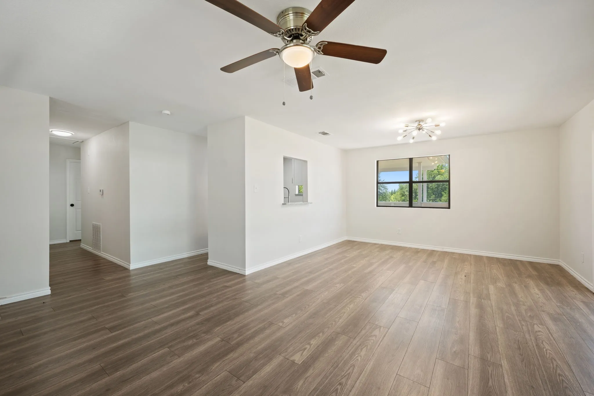 Single Family Residence For Sale in Kaufman County , 17235 Lake Ray Hubbard Drive, Forney, Texas 75126, 2 Bedroom, 1 Bathroom, Garage spaces, 1,056 Sqft, built in 1981, mls#21344049, Real Estate Agent in Forney, Homes For Sale in Kaufman county, Homes For Sale in Forney, Realtor in Forney Texas, Real Estate Brokerage Independent Realty Texas, Luminita Cordes Realtor