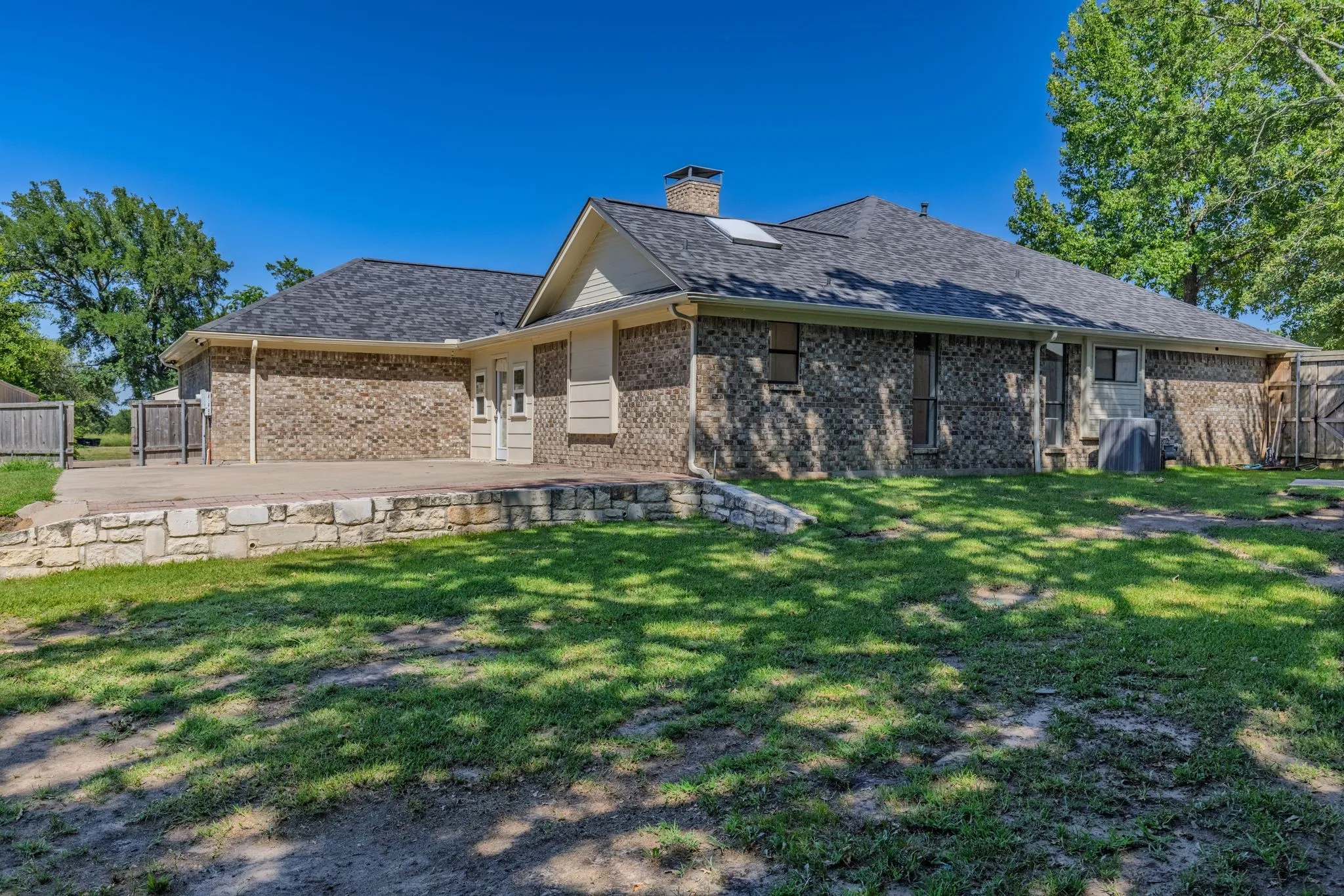 Single Family Residence For Sale in Hunt County , 5504 Glenlivet Place, Greenville, Texas 75402, 3 Bedroom, 2 Bathroom, 2 Garage spaces, 2,062 Sqft, built in 1988, mls#21344307, Real Estate Agent in Greenville, Homes For Sale in Hunt county, Homes For Sale in Greenville, Realtor in Greenville Texas, Real Estate Brokerage Independent Realty Texas, Luminita Cordes Realtor