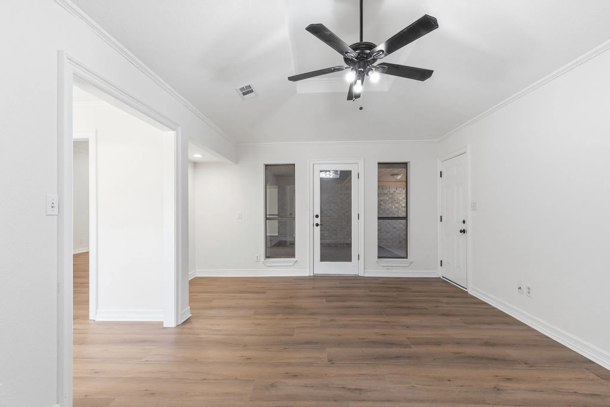 Single Family Residence For Sale in Hunt County , 5504 Glenlivet Place, Greenville, Texas 75402, 3 Bedroom, 2 Bathroom, 2 Garage spaces, 2,062 Sqft, built in 1988, mls#21344307, Real Estate Agent in Greenville, Homes For Sale in Hunt county, Homes For Sale in Greenville, Realtor in Greenville Texas, Real Estate Brokerage Independent Realty Texas, Luminita Cordes Realtor