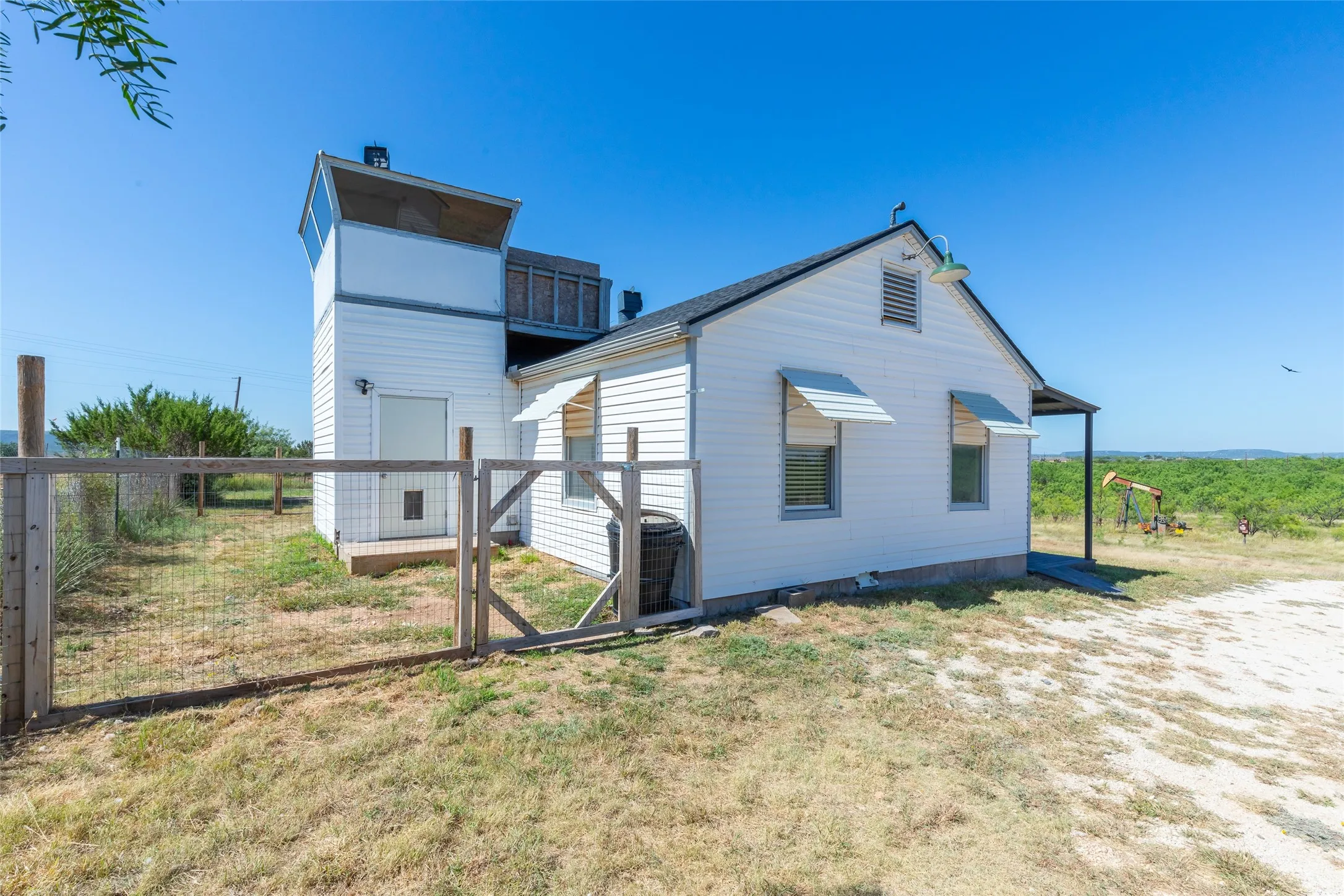 Single Family Residence For Sale in Taylor County , 901 Iberis Road S, Abilene, Texas 79606, 2 Bedroom, 1 Bathroom, 1 Garage spaces, 1,232 Sqft, built in 1945, mls#21340267, Real Estate Agent in Abilene, Homes For Sale in Taylor county, Homes For Sale in Abilene, Realtor in Abilene Texas, Real Estate Brokerage Independent Realty Texas, Luminita Cordes Realtor