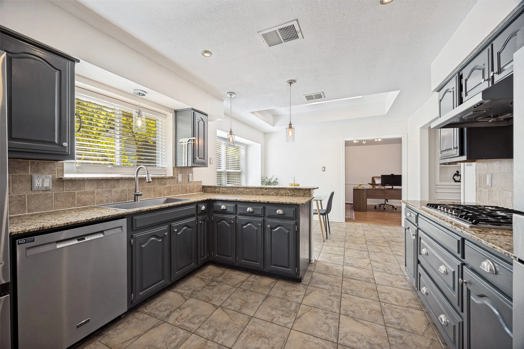 Single Family Residence For Sale in Dallas County , 9140 Sweetwater Drive, Dallas, Texas 75228, 3 Bedroom, 2 Bathroom, 2 Garage spaces, 2,058 Sqft, built in 1983, mls#21343196, Real Estate Agent in Dallas, Homes For Sale in Dallas county, Homes For Sale in Dallas, Realtor in Dallas Texas, Real Estate Brokerage Independent Realty Texas, Luminita Cordes Realtor