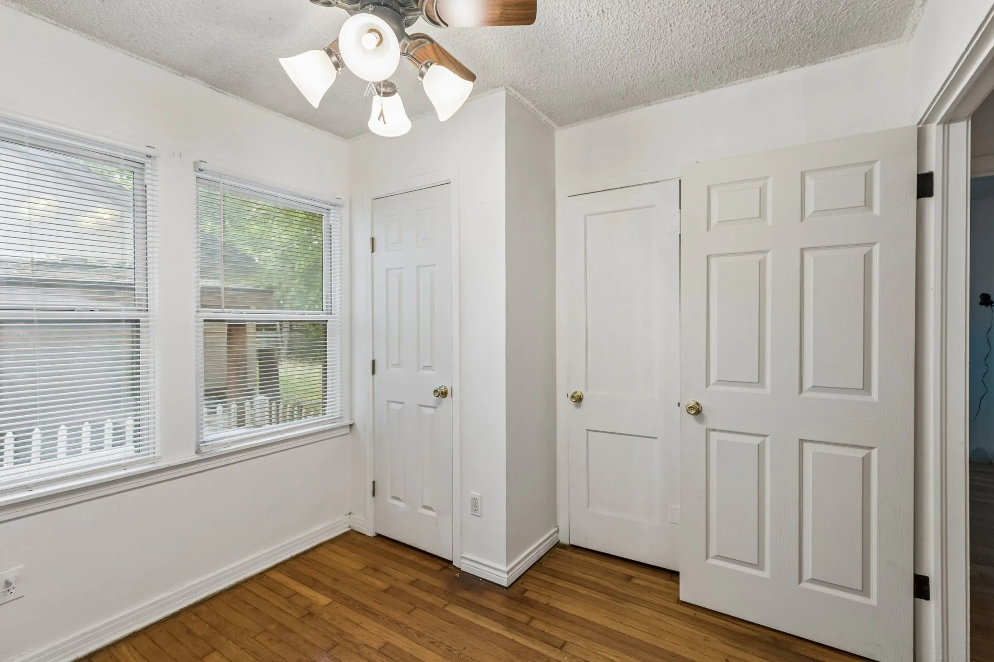 Single Family Residence For Sale in Tarrant County , 4330 Wabash Avenue, Fort Worth, Texas 76133, 3 Bedroom, 1 Bathroom, 1 Garage spaces, 812 Sqft, built in 1949, mls#21341617, Real Estate Agent in Fort Worth, Homes For Sale in Tarrant county, Homes For Sale in Fort Worth, Realtor in Fort Worth Texas, Real Estate Brokerage Independent Realty Texas, Luminita Cordes Realtor