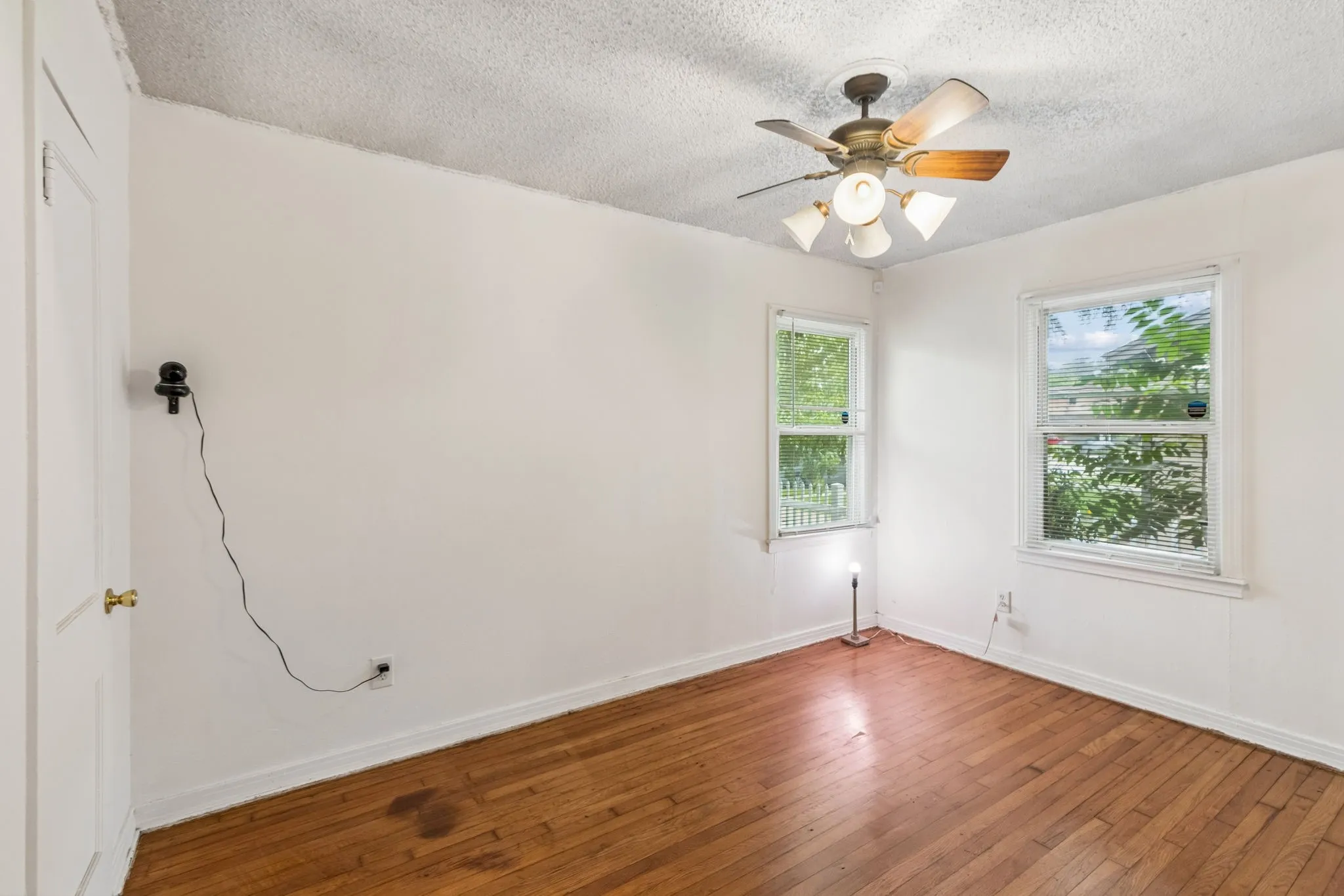 Single Family Residence For Sale in Tarrant County , 4330 Wabash Avenue, Fort Worth, Texas 76133, 3 Bedroom, 1 Bathroom, 1 Garage spaces, 812 Sqft, built in 1949, mls#21341617, Real Estate Agent in Fort Worth, Homes For Sale in Tarrant county, Homes For Sale in Fort Worth, Realtor in Fort Worth Texas, Real Estate Brokerage Independent Realty Texas, Luminita Cordes Realtor