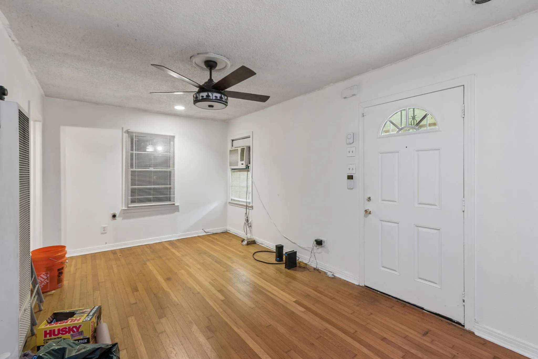 Single Family Residence For Sale in Tarrant County , 4330 Wabash Avenue, Fort Worth, Texas 76133, 3 Bedroom, 1 Bathroom, 1 Garage spaces, 812 Sqft, built in 1949, mls#21341617, Real Estate Agent in Fort Worth, Homes For Sale in Tarrant county, Homes For Sale in Fort Worth, Realtor in Fort Worth Texas, Real Estate Brokerage Independent Realty Texas, Luminita Cordes Realtor