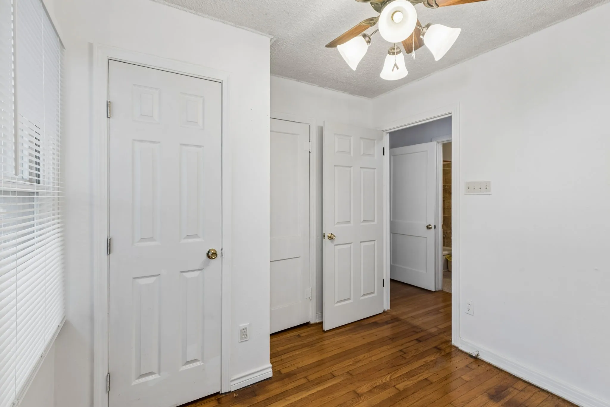 Single Family Residence For Sale in Tarrant County , 4330 Wabash Avenue, Fort Worth, Texas 76133, 3 Bedroom, 1 Bathroom, 1 Garage spaces, 812 Sqft, built in 1949, mls#21341617, Real Estate Agent in Fort Worth, Homes For Sale in Tarrant county, Homes For Sale in Fort Worth, Realtor in Fort Worth Texas, Real Estate Brokerage Independent Realty Texas, Luminita Cordes Realtor