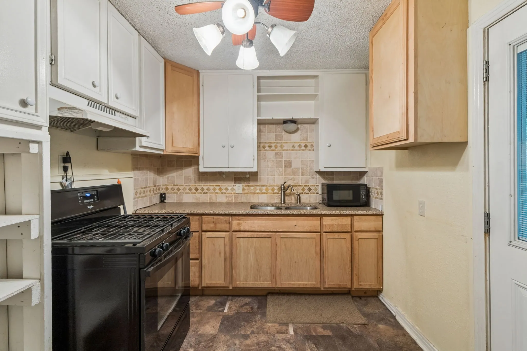 Single Family Residence For Sale in Tarrant County , 4330 Wabash Avenue, Fort Worth, Texas 76133, 3 Bedroom, 1 Bathroom, 1 Garage spaces, 812 Sqft, built in 1949, mls#21341617, Real Estate Agent in Fort Worth, Homes For Sale in Tarrant county, Homes For Sale in Fort Worth, Realtor in Fort Worth Texas, Real Estate Brokerage Independent Realty Texas, Luminita Cordes Realtor