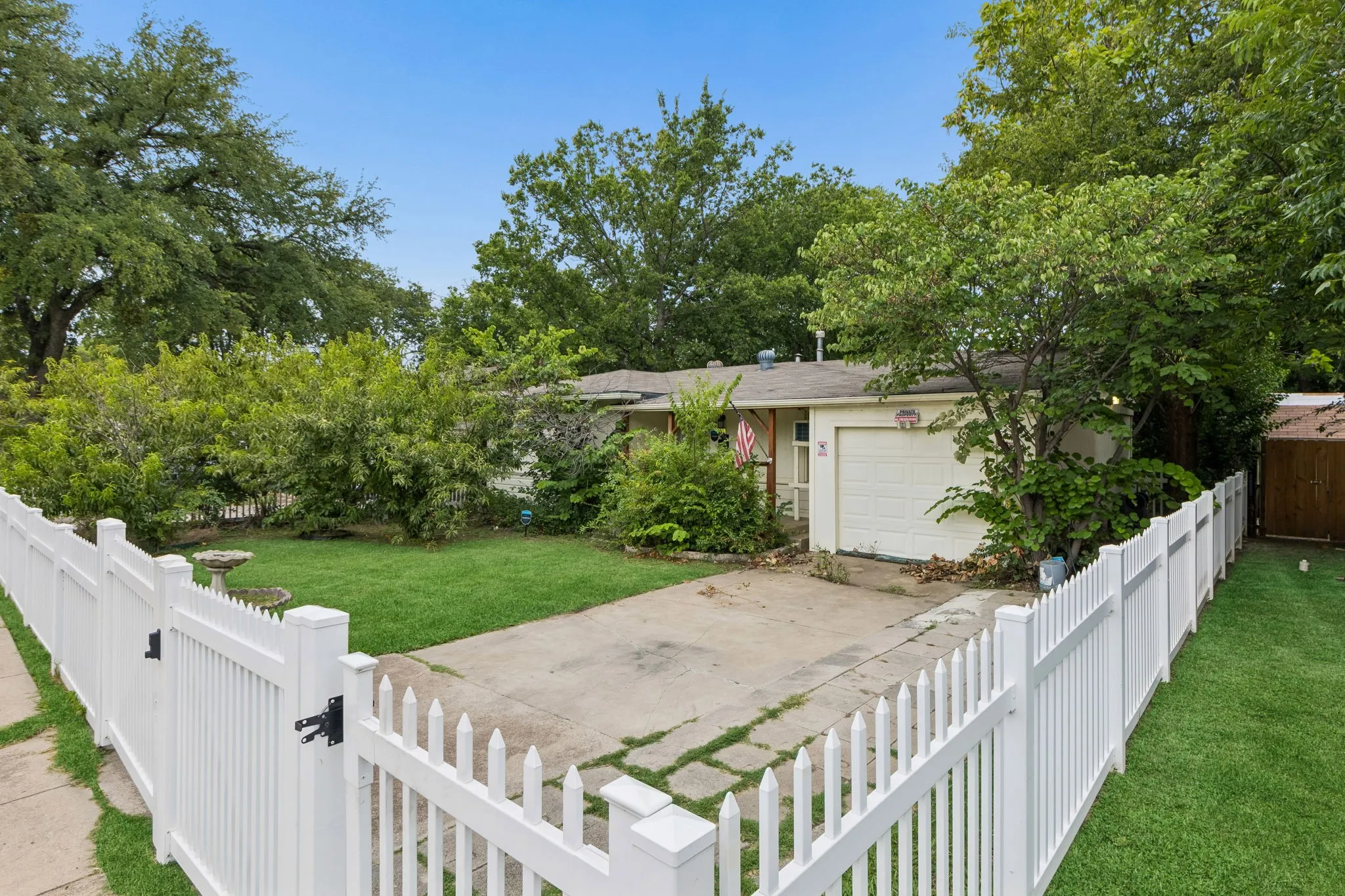 Single Family Residence For Sale in Tarrant County , 4330 Wabash Avenue, Fort Worth, Texas 76133, 3 Bedroom, 1 Bathroom, 1 Garage spaces, 812 Sqft, built in 1949, mls#21341617, Real Estate Agent in Fort Worth, Homes For Sale in Tarrant county, Homes For Sale in Fort Worth, Realtor in Fort Worth Texas, Real Estate Brokerage Independent Realty Texas, Luminita Cordes Realtor