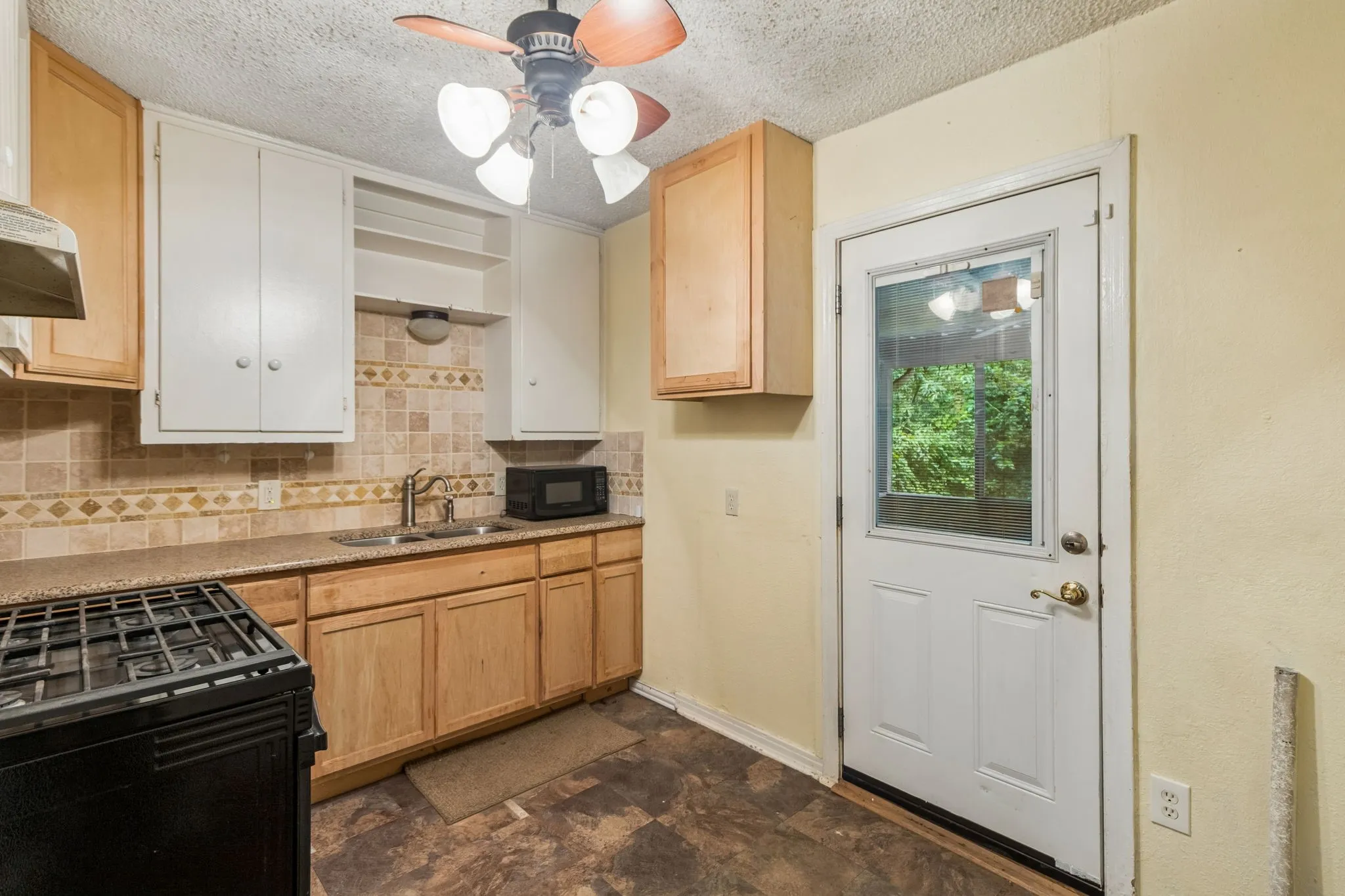 Single Family Residence For Sale in Tarrant County , 4330 Wabash Avenue, Fort Worth, Texas 76133, 3 Bedroom, 1 Bathroom, 1 Garage spaces, 812 Sqft, built in 1949, mls#21341617, Real Estate Agent in Fort Worth, Homes For Sale in Tarrant county, Homes For Sale in Fort Worth, Realtor in Fort Worth Texas, Real Estate Brokerage Independent Realty Texas, Luminita Cordes Realtor
