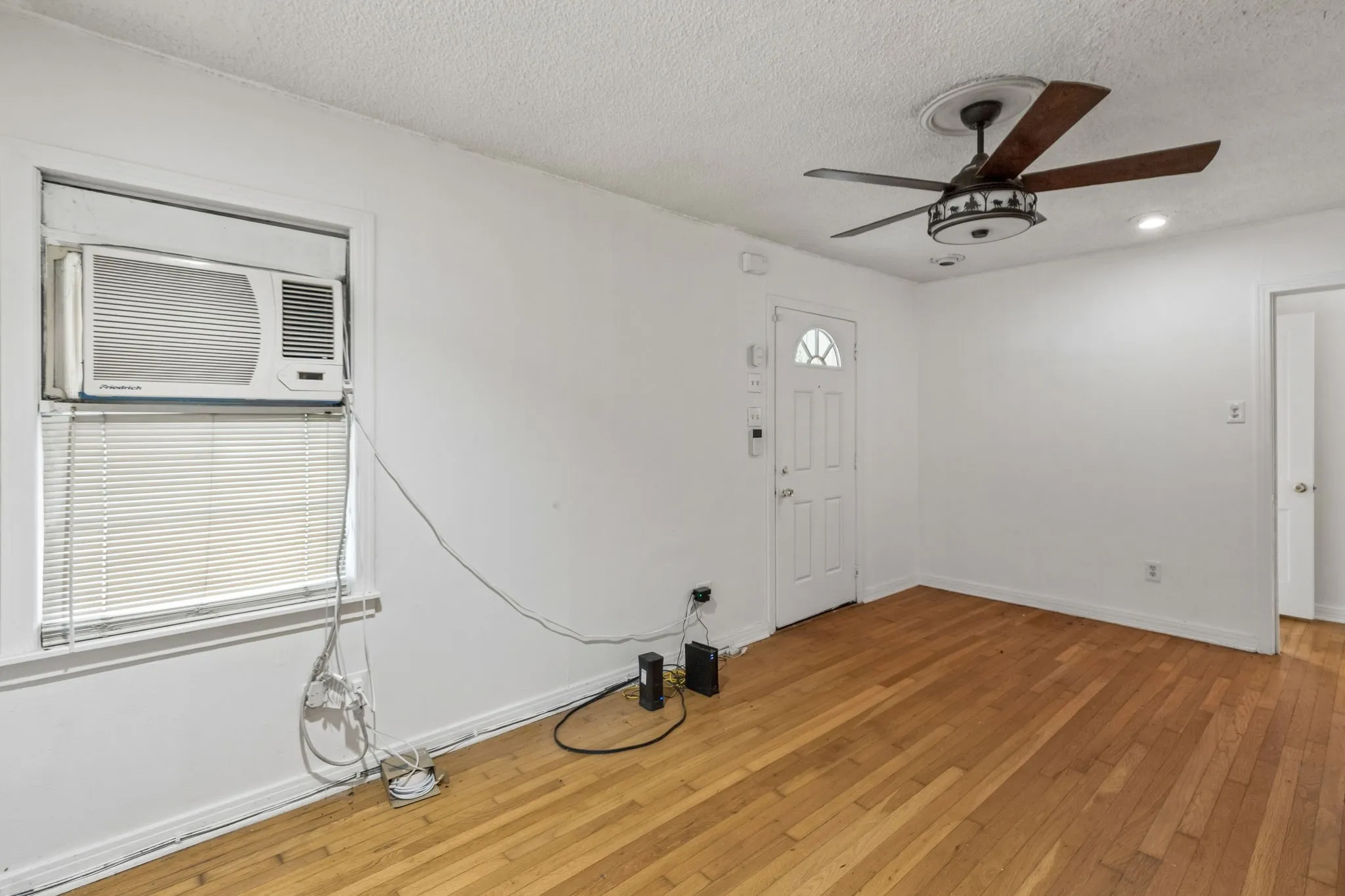 Single Family Residence For Sale in Tarrant County , 4330 Wabash Avenue, Fort Worth, Texas 76133, 3 Bedroom, 1 Bathroom, 1 Garage spaces, 812 Sqft, built in 1949, mls#21341617, Real Estate Agent in Fort Worth, Homes For Sale in Tarrant county, Homes For Sale in Fort Worth, Realtor in Fort Worth Texas, Real Estate Brokerage Independent Realty Texas, Luminita Cordes Realtor