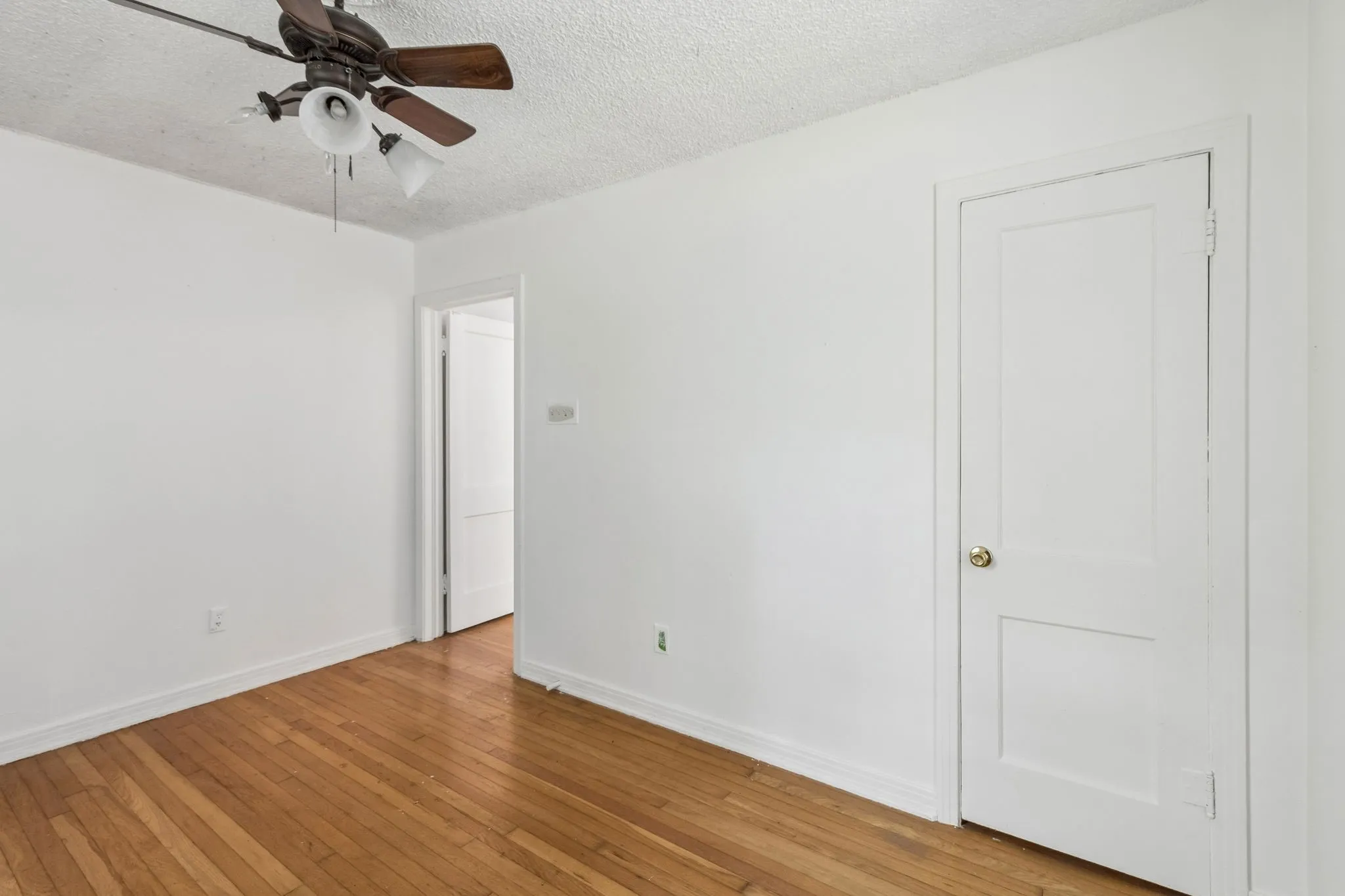 Single Family Residence For Sale in Tarrant County , 4330 Wabash Avenue, Fort Worth, Texas 76133, 3 Bedroom, 1 Bathroom, 1 Garage spaces, 812 Sqft, built in 1949, mls#21341617, Real Estate Agent in Fort Worth, Homes For Sale in Tarrant county, Homes For Sale in Fort Worth, Realtor in Fort Worth Texas, Real Estate Brokerage Independent Realty Texas, Luminita Cordes Realtor