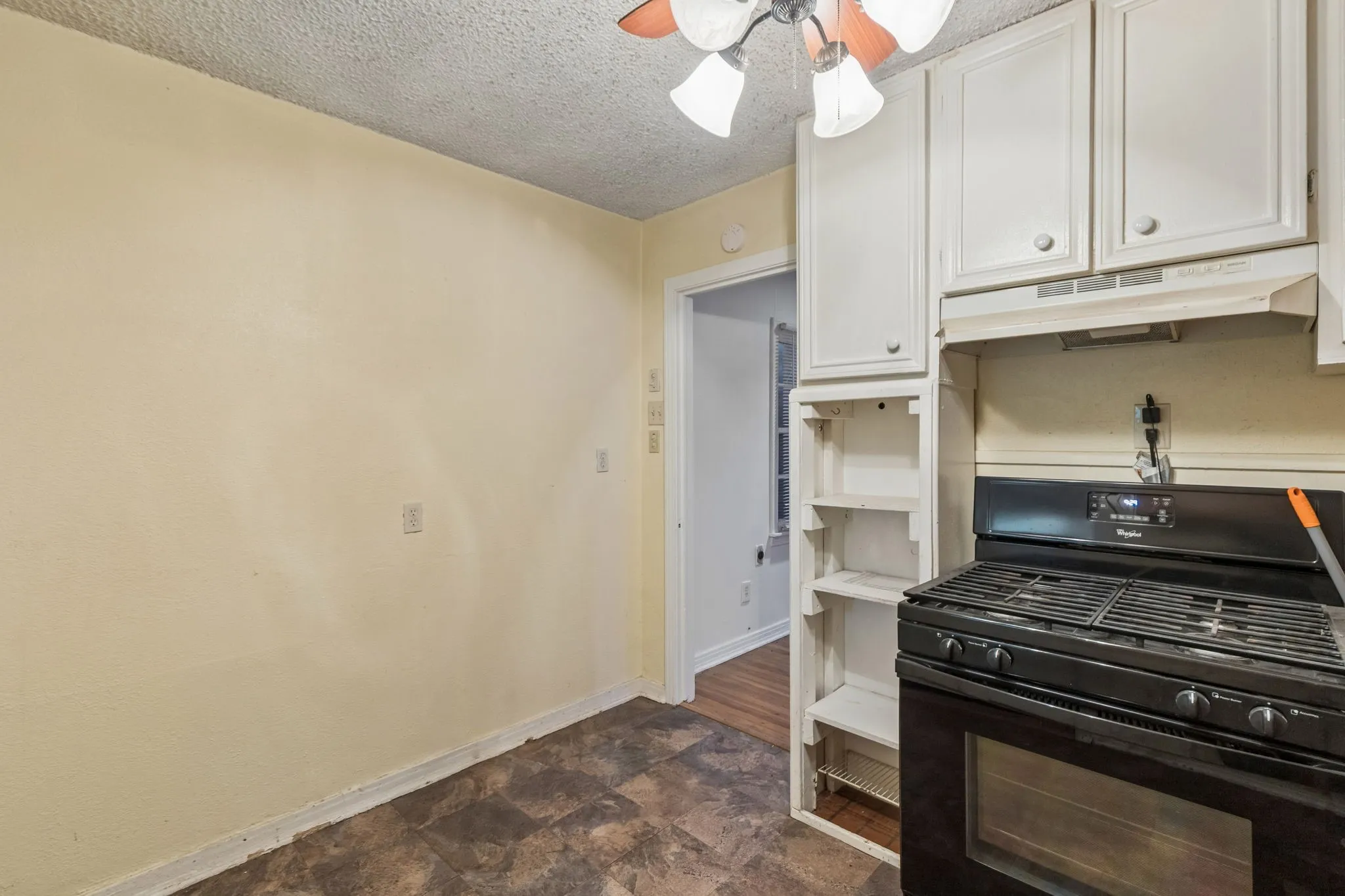 Single Family Residence For Sale in Tarrant County , 4330 Wabash Avenue, Fort Worth, Texas 76133, 3 Bedroom, 1 Bathroom, 1 Garage spaces, 812 Sqft, built in 1949, mls#21341617, Real Estate Agent in Fort Worth, Homes For Sale in Tarrant county, Homes For Sale in Fort Worth, Realtor in Fort Worth Texas, Real Estate Brokerage Independent Realty Texas, Luminita Cordes Realtor