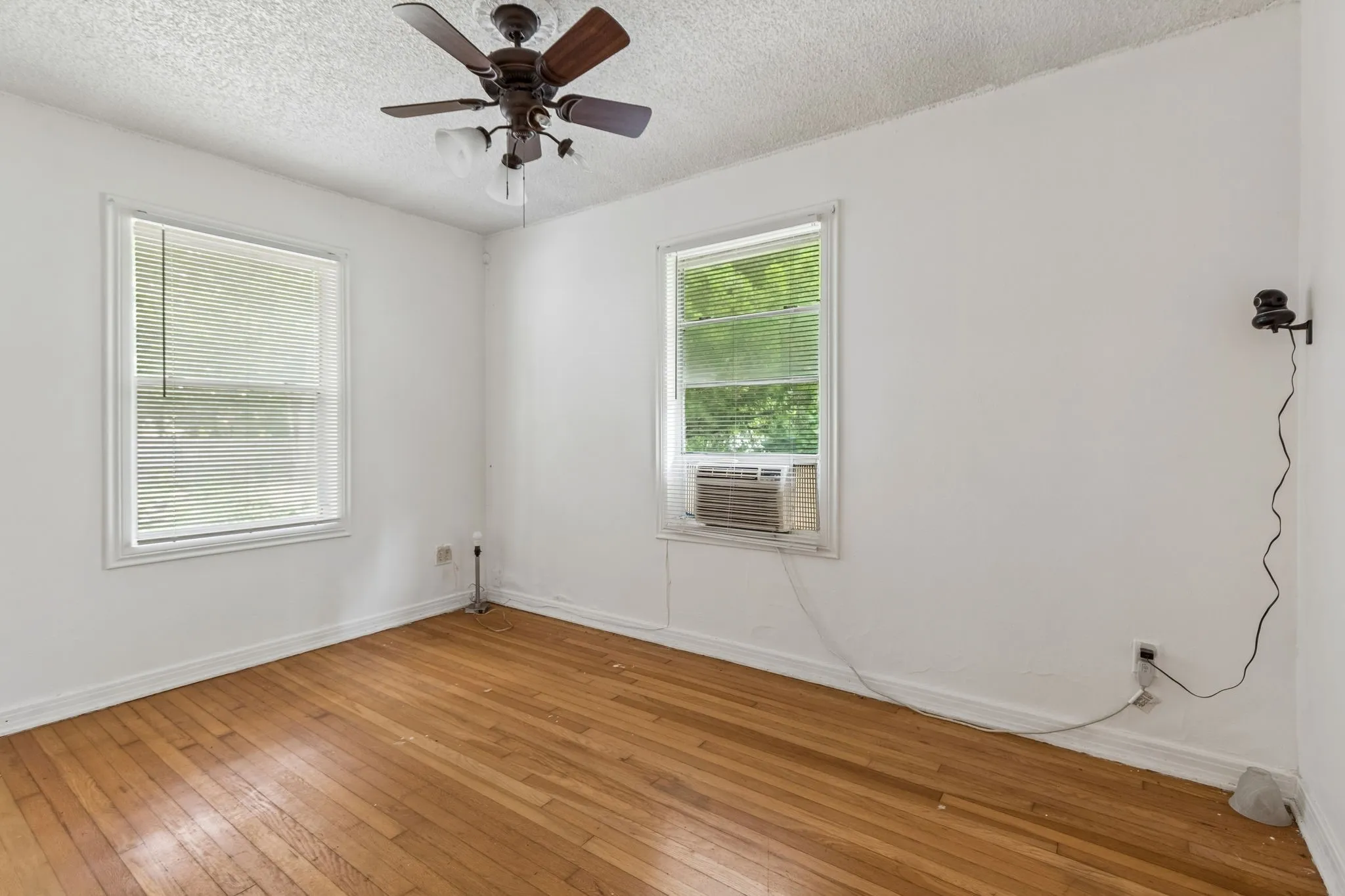 Single Family Residence For Sale in Tarrant County , 4330 Wabash Avenue, Fort Worth, Texas 76133, 3 Bedroom, 1 Bathroom, 1 Garage spaces, 812 Sqft, built in 1949, mls#21341617, Real Estate Agent in Fort Worth, Homes For Sale in Tarrant county, Homes For Sale in Fort Worth, Realtor in Fort Worth Texas, Real Estate Brokerage Independent Realty Texas, Luminita Cordes Realtor