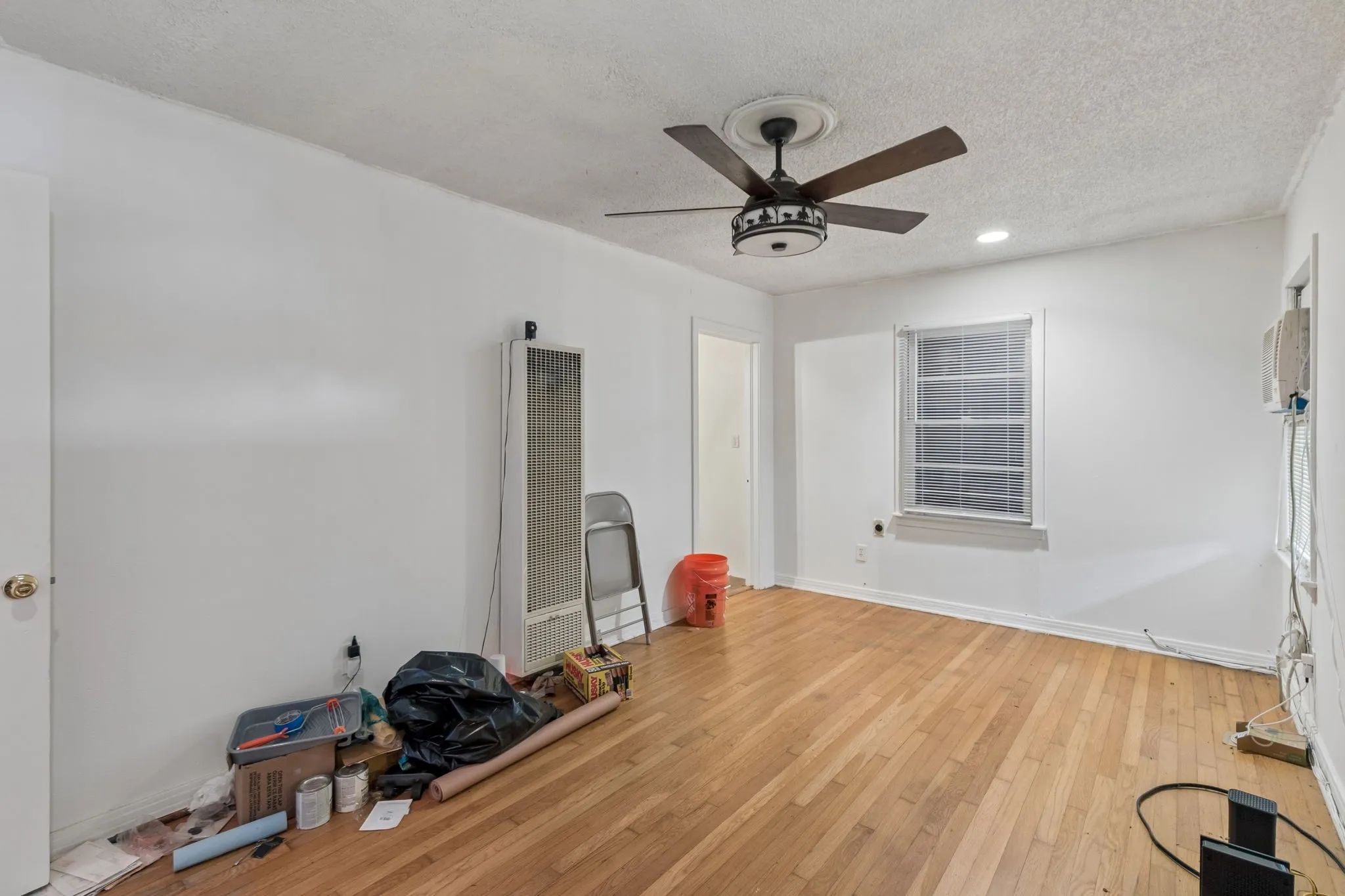 Single Family Residence For Sale in Tarrant County , 4330 Wabash Avenue, Fort Worth, Texas 76133, 3 Bedroom, 1 Bathroom, 1 Garage spaces, 812 Sqft, built in 1949, mls#21341617, Real Estate Agent in Fort Worth, Homes For Sale in Tarrant county, Homes For Sale in Fort Worth, Realtor in Fort Worth Texas, Real Estate Brokerage Independent Realty Texas, Luminita Cordes Realtor