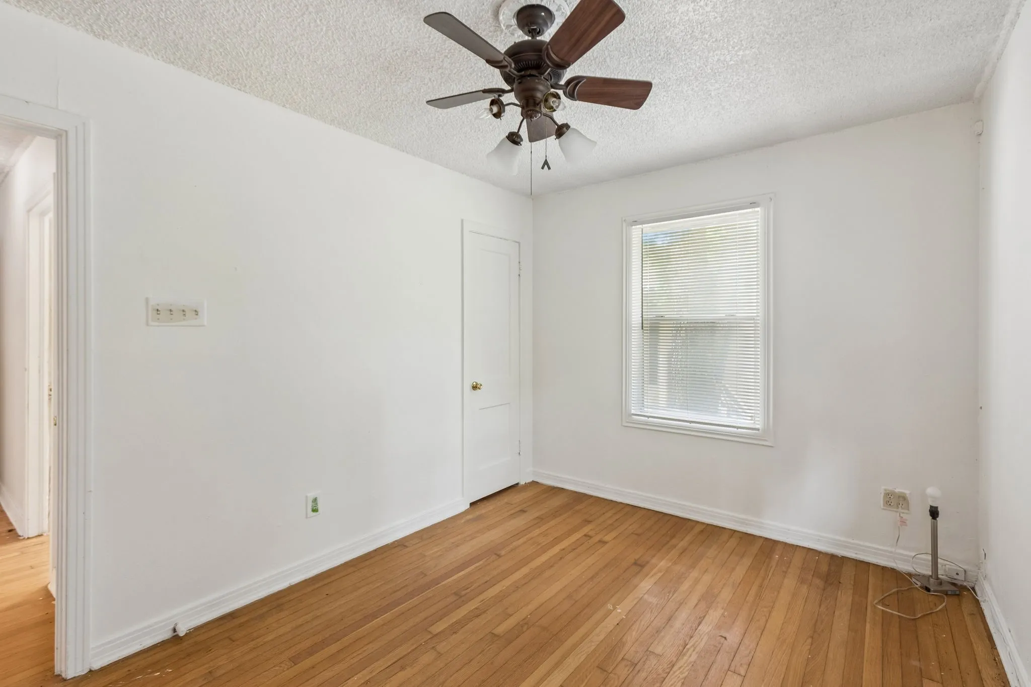 Single Family Residence For Sale in Tarrant County , 4330 Wabash Avenue, Fort Worth, Texas 76133, 3 Bedroom, 1 Bathroom, 1 Garage spaces, 812 Sqft, built in 1949, mls#21341617, Real Estate Agent in Fort Worth, Homes For Sale in Tarrant county, Homes For Sale in Fort Worth, Realtor in Fort Worth Texas, Real Estate Brokerage Independent Realty Texas, Luminita Cordes Realtor