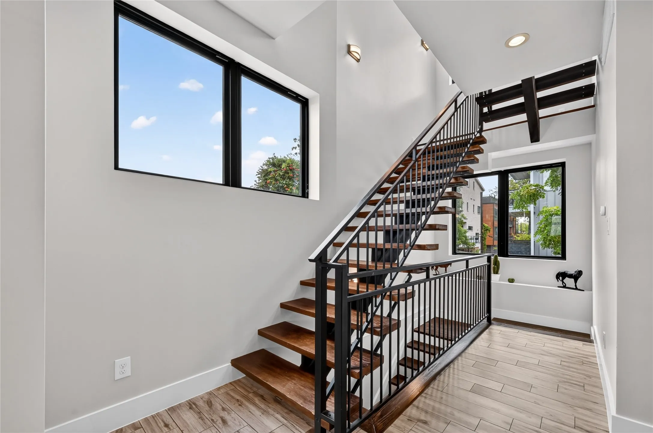 Townhouse For Rent in Dallas County , 410 Melba Street 4, Dallas, Texas 75208, 3 Bedrooms, 3 Bathrooms, 2 Garage spaces, 2,158 Sqft, built in 2018, Price $5,000, mls#21343714, Real Estate Agent in Dallas, Homes For Rent in Dallas county, Homes For Rent in Dallas, Realtor in Dallas Texas, Real Estate Brokerage Independent Realty Texas, Luminita Cordes Realtor