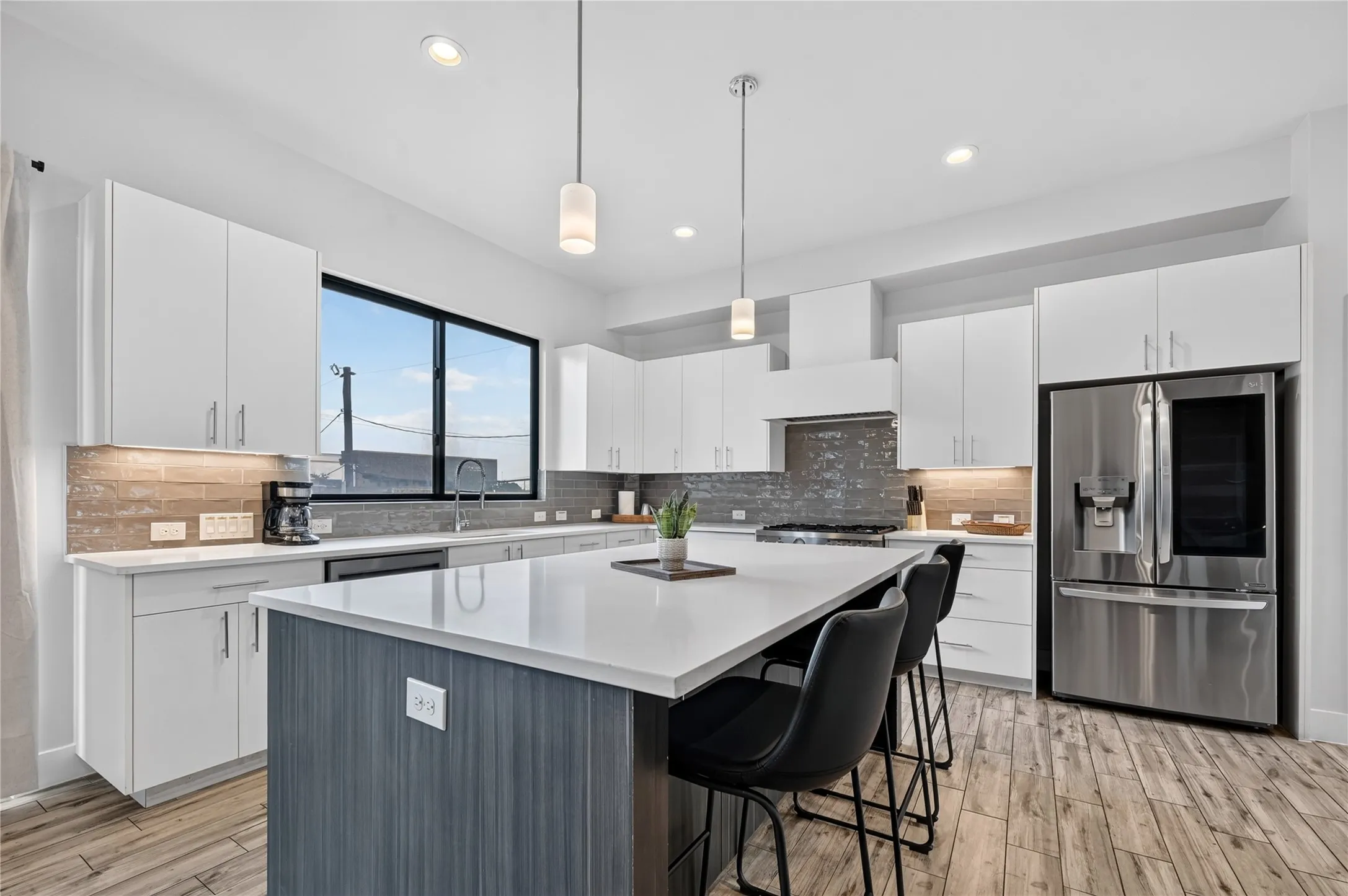 Townhouse For Rent in Dallas County , 410 Melba Street 4, Dallas, Texas 75208, 3 Bedrooms, 3 Bathrooms, 2 Garage spaces, 2,158 Sqft, built in 2018, Price $5,000, mls#21343714, Real Estate Agent in Dallas, Homes For Rent in Dallas county, Homes For Rent in Dallas, Realtor in Dallas Texas, Real Estate Brokerage Independent Realty Texas, Luminita Cordes Realtor