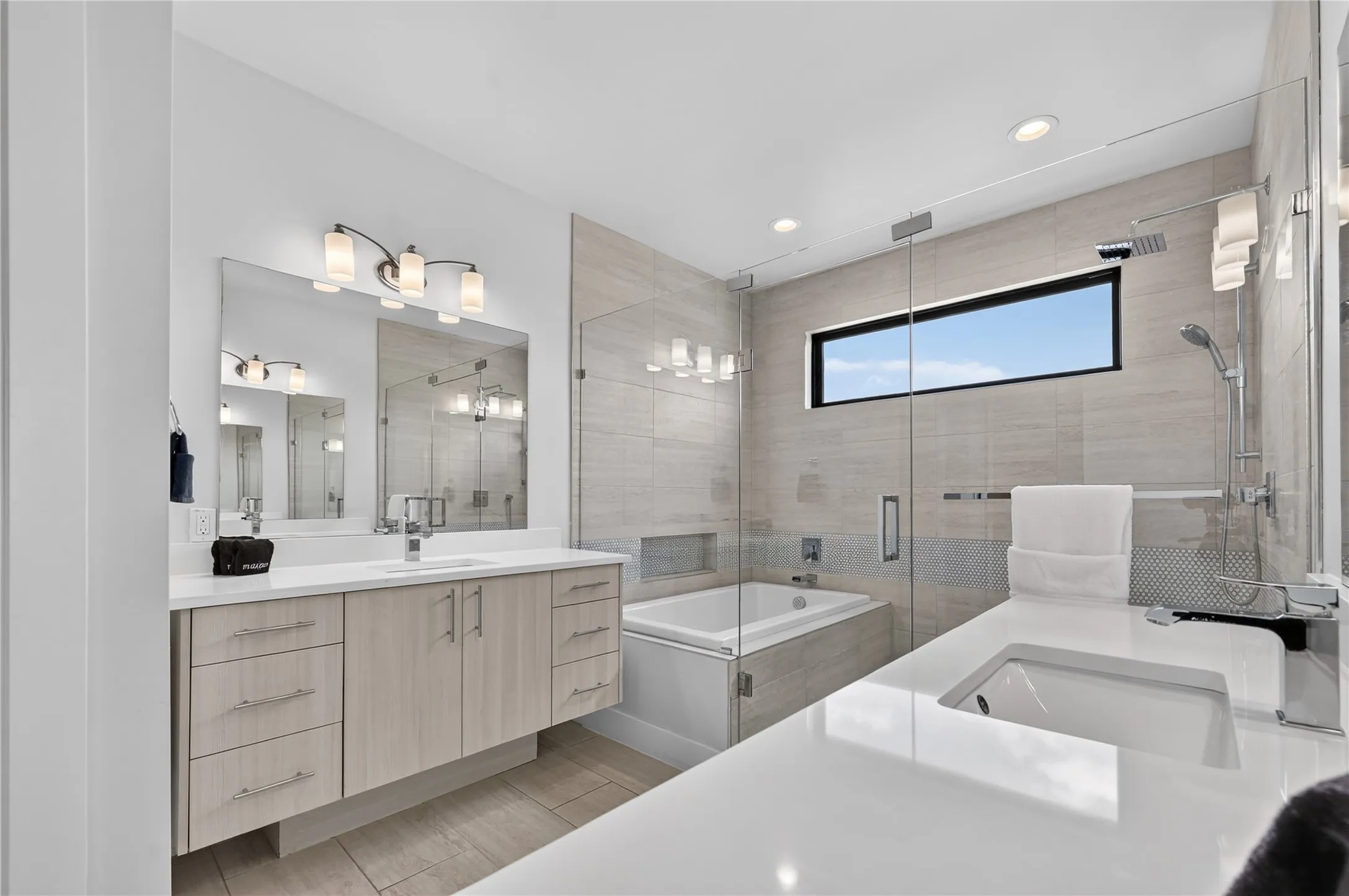 Townhouse For Rent in Dallas County , 410 Melba Street 4, Dallas, Texas 75208, 3 Bedrooms, 3 Bathrooms, 2 Garage spaces, 2,158 Sqft, built in 2018, Price $5,000, mls#21343714, Real Estate Agent in Dallas, Homes For Rent in Dallas county, Homes For Rent in Dallas, Realtor in Dallas Texas, Real Estate Brokerage Independent Realty Texas, Luminita Cordes Realtor