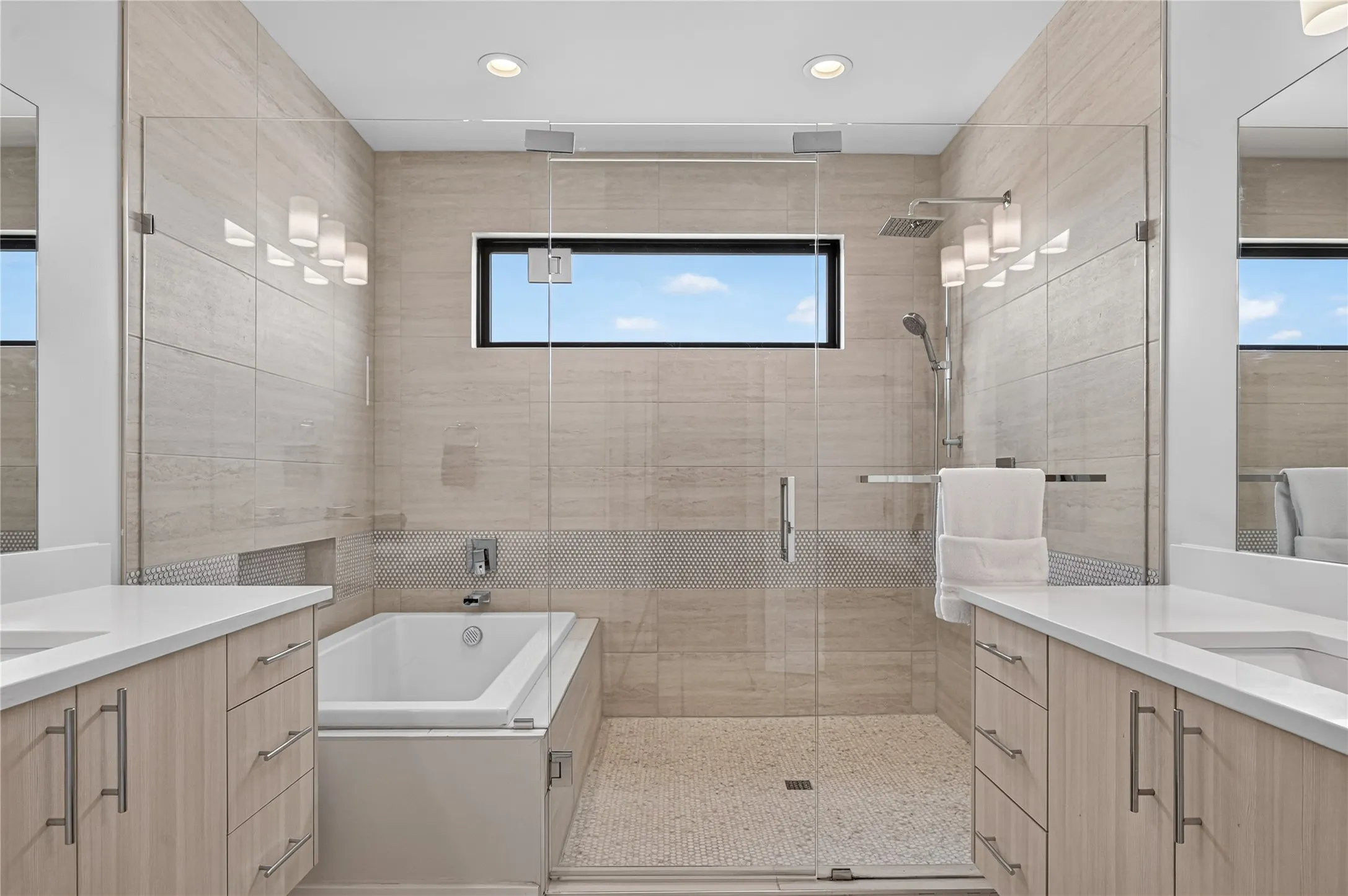 Townhouse For Rent in Dallas County , 410 Melba Street 4, Dallas, Texas 75208, 3 Bedrooms, 3 Bathrooms, 2 Garage spaces, 2,158 Sqft, built in 2018, Price $5,000, mls#21343714, Real Estate Agent in Dallas, Homes For Rent in Dallas county, Homes For Rent in Dallas, Realtor in Dallas Texas, Real Estate Brokerage Independent Realty Texas, Luminita Cordes Realtor