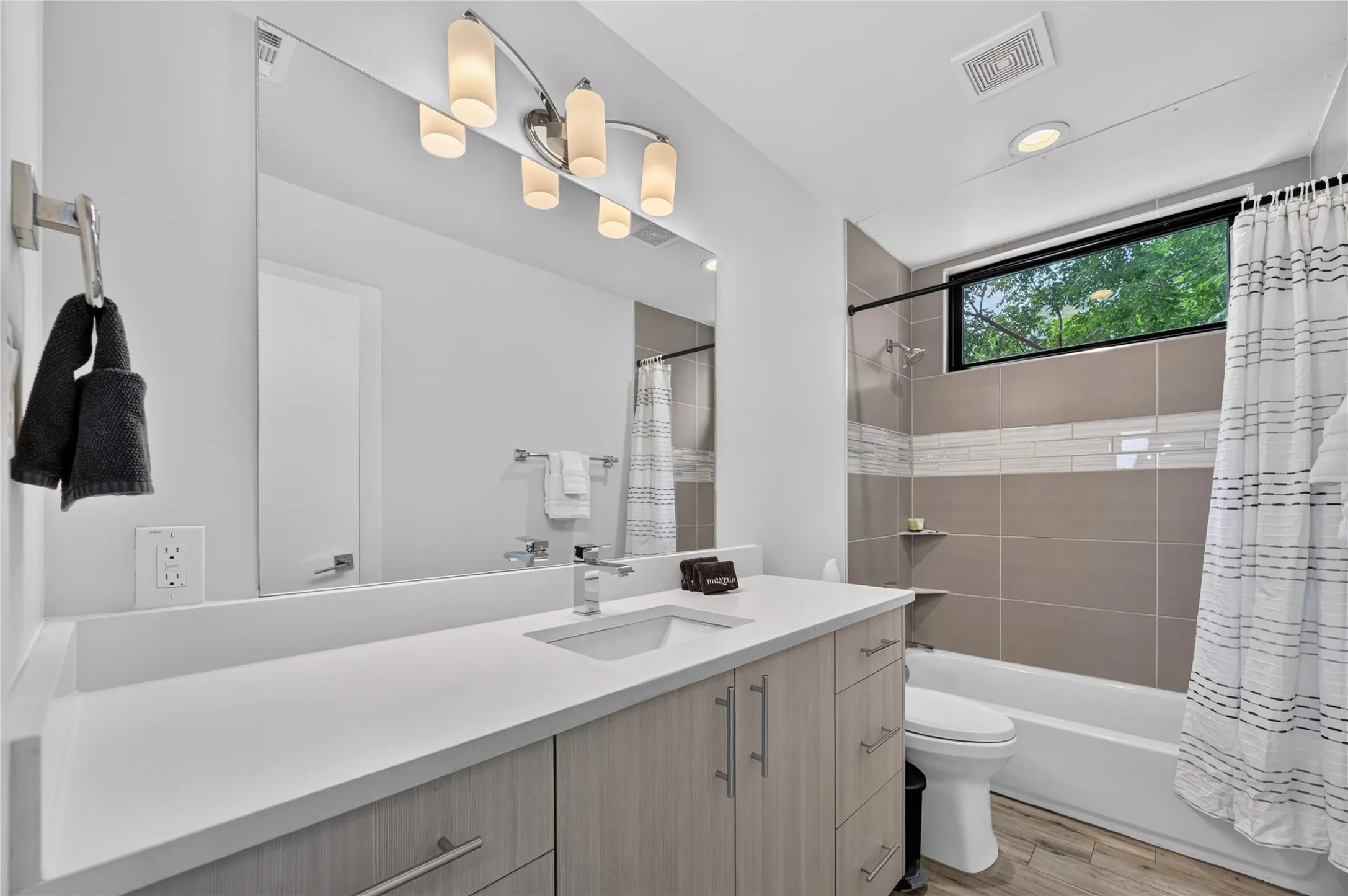 Townhouse For Rent in Dallas County , 410 Melba Street 4, Dallas, Texas 75208, 3 Bedrooms, 3 Bathrooms, 2 Garage spaces, 2,158 Sqft, built in 2018, Price $5,000, mls#21343714, Real Estate Agent in Dallas, Homes For Rent in Dallas county, Homes For Rent in Dallas, Realtor in Dallas Texas, Real Estate Brokerage Independent Realty Texas, Luminita Cordes Realtor