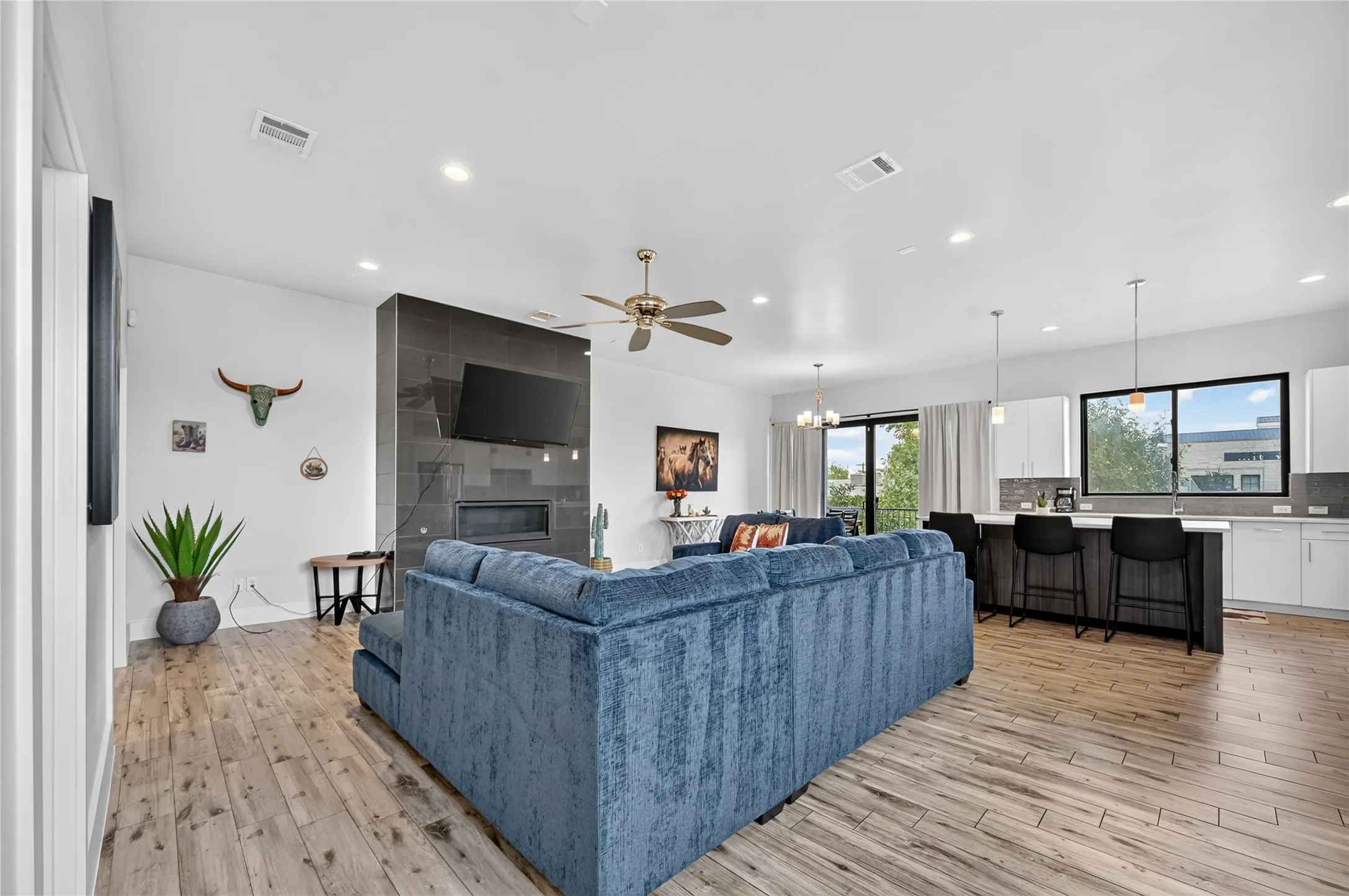 Townhouse For Rent in Dallas County , 410 Melba Street 4, Dallas, Texas 75208, 3 Bedrooms, 3 Bathrooms, 2 Garage spaces, 2,158 Sqft, built in 2018, Price $5,000, mls#21343714, Real Estate Agent in Dallas, Homes For Rent in Dallas county, Homes For Rent in Dallas, Realtor in Dallas Texas, Real Estate Brokerage Independent Realty Texas, Luminita Cordes Realtor