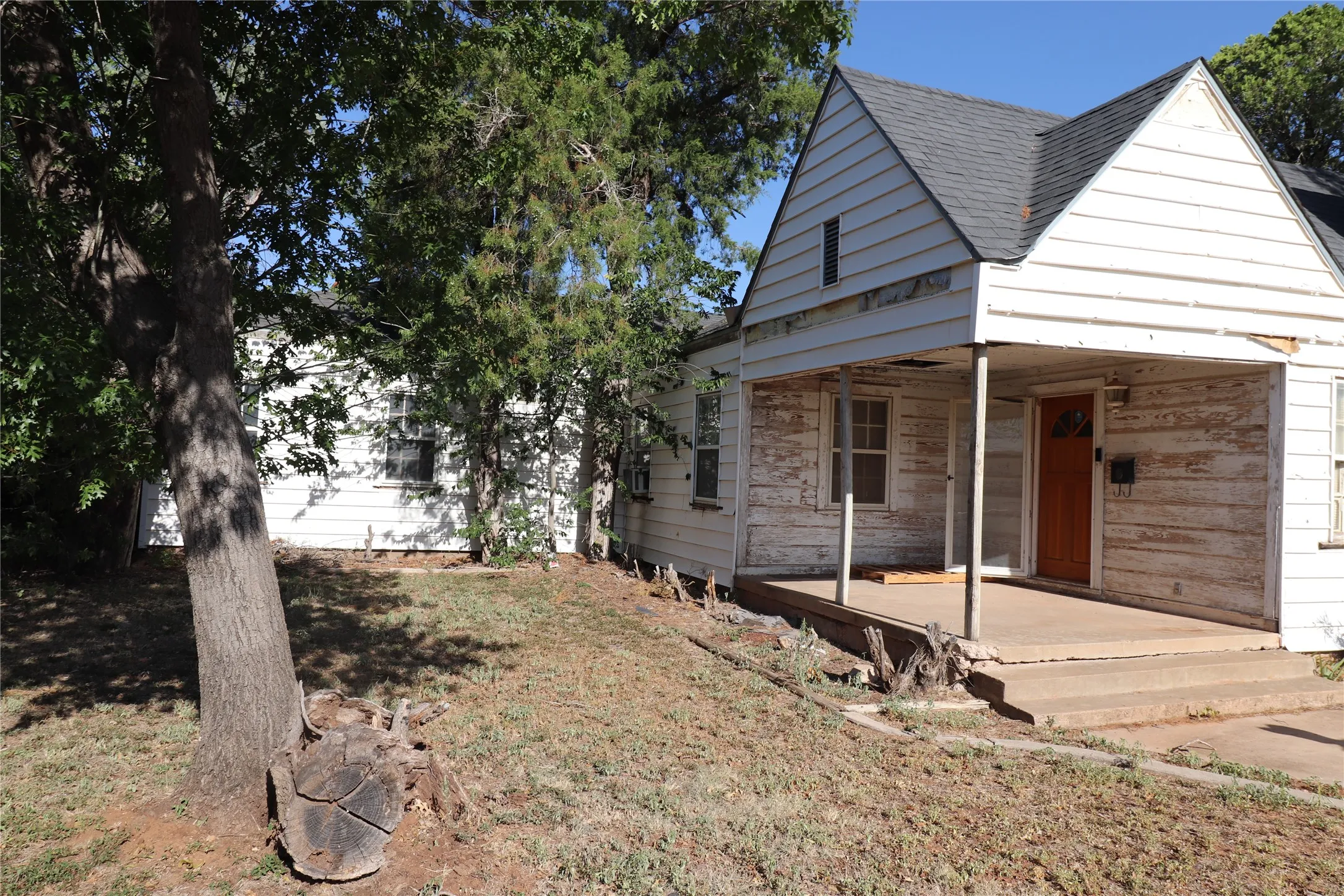 Single Family Residence For Sale in Jones County , 1402 Avenue K, Anson, Texas 79501, 3 Bedroom, 1 Bathroom, Garage spaces, 1,675 Sqft, built in 1940, mls#21342766, Real Estate Agent in Anson, Homes For Sale in Jones county, Homes For Sale in Anson, Realtor in Anson Texas, Real Estate Brokerage Independent Realty Texas, Luminita Cordes Realtor