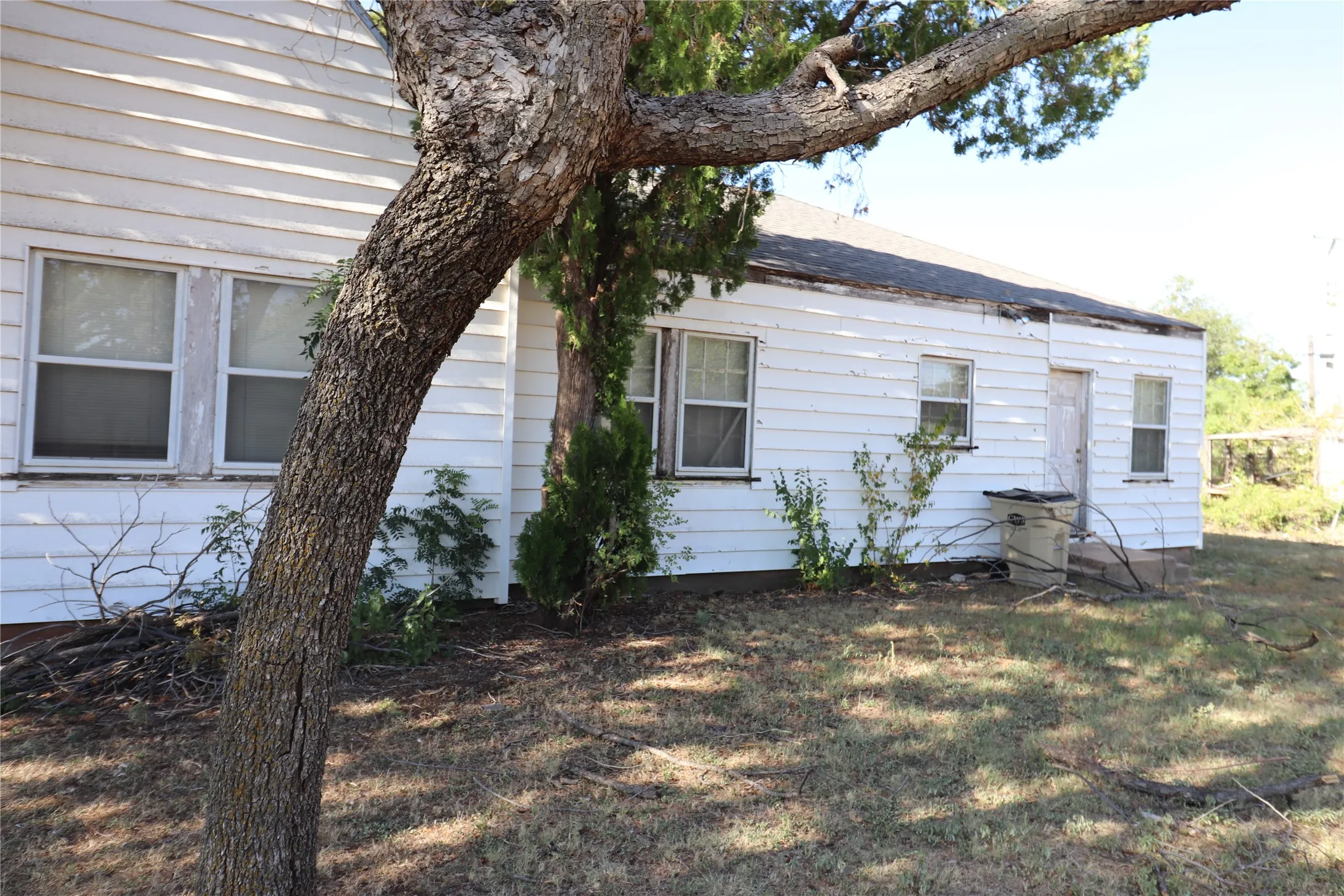 Single Family Residence For Sale in Jones County , 1402 Avenue K, Anson, Texas 79501, 3 Bedroom, 1 Bathroom, Garage spaces, 1,675 Sqft, built in 1940, mls#21342766, Real Estate Agent in Anson, Homes For Sale in Jones county, Homes For Sale in Anson, Realtor in Anson Texas, Real Estate Brokerage Independent Realty Texas, Luminita Cordes Realtor