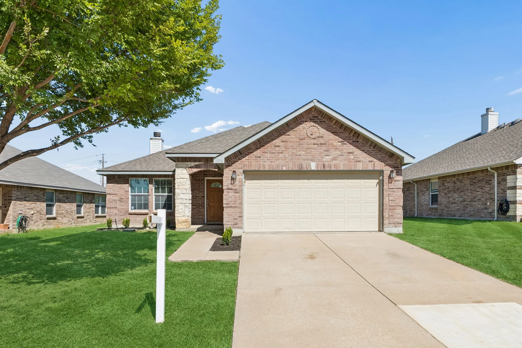 Single Family Residence For Sale in Johnson County , 1336 Connie Street, Burleson, Texas 76028, 3 Bedroom, 2 Bathroom, 2 Garage spaces, 1,860 Sqft, built in 2006, mls#21335202, Real Estate Agent in Burleson, Homes For Sale in Johnson county, Homes For Sale in Burleson, Realtor in Burleson Texas, Real Estate Brokerage Independent Realty Texas, Luminita Cordes Realtor