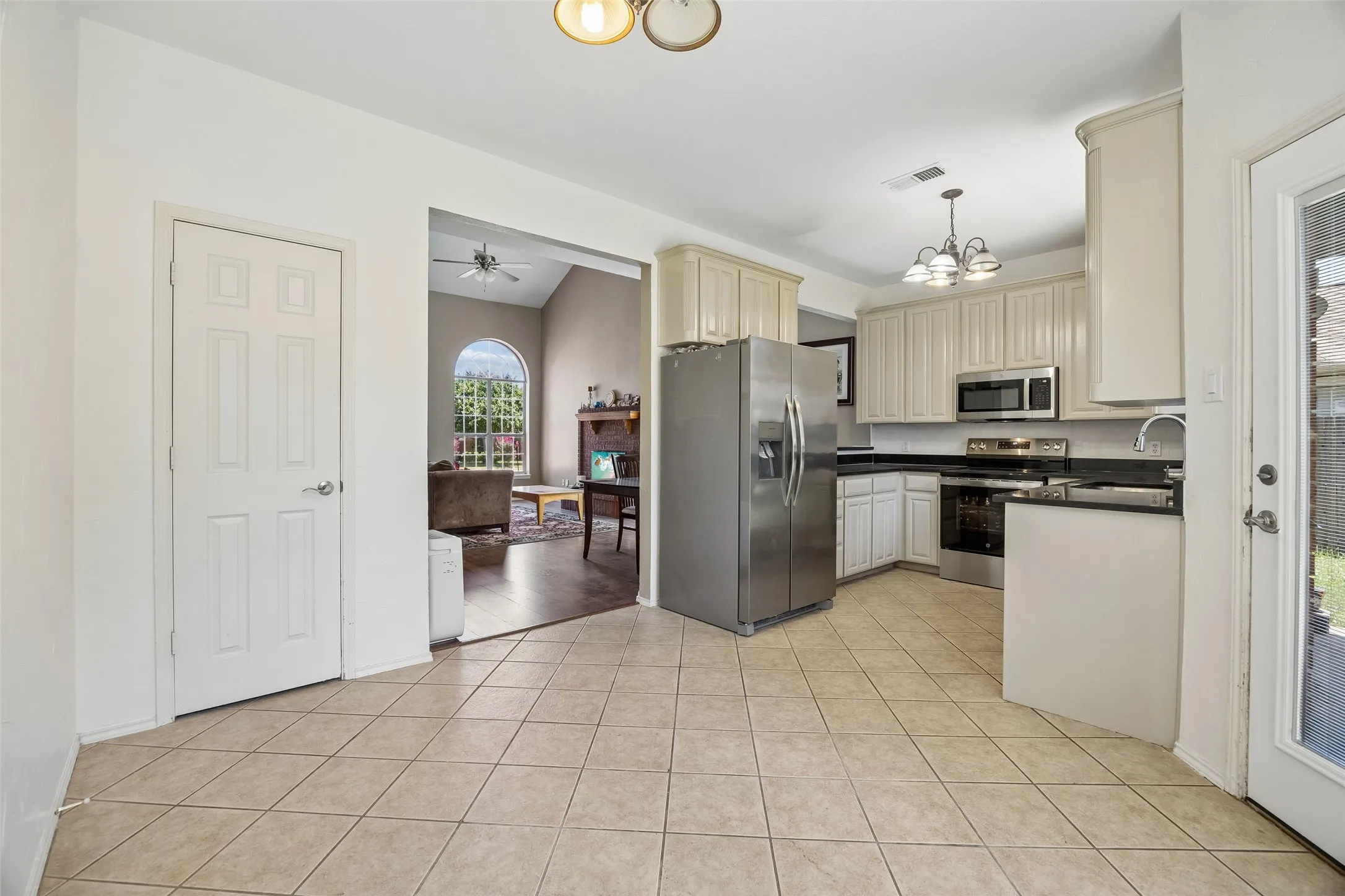 Single Family Residence For Sale in Tarrant County , 6717 Wooddale Drive, Watauga, Texas 76148, 3 Bedroom, 2 Bathroom, 2 Garage spaces, 1,817 Sqft, built in 1992, mls#21301999, Real Estate Agent in Watauga, Homes For Sale in Tarrant county, Homes For Sale in Watauga, Realtor in Watauga Texas, Real Estate Brokerage Independent Realty Texas, Luminita Cordes Realtor