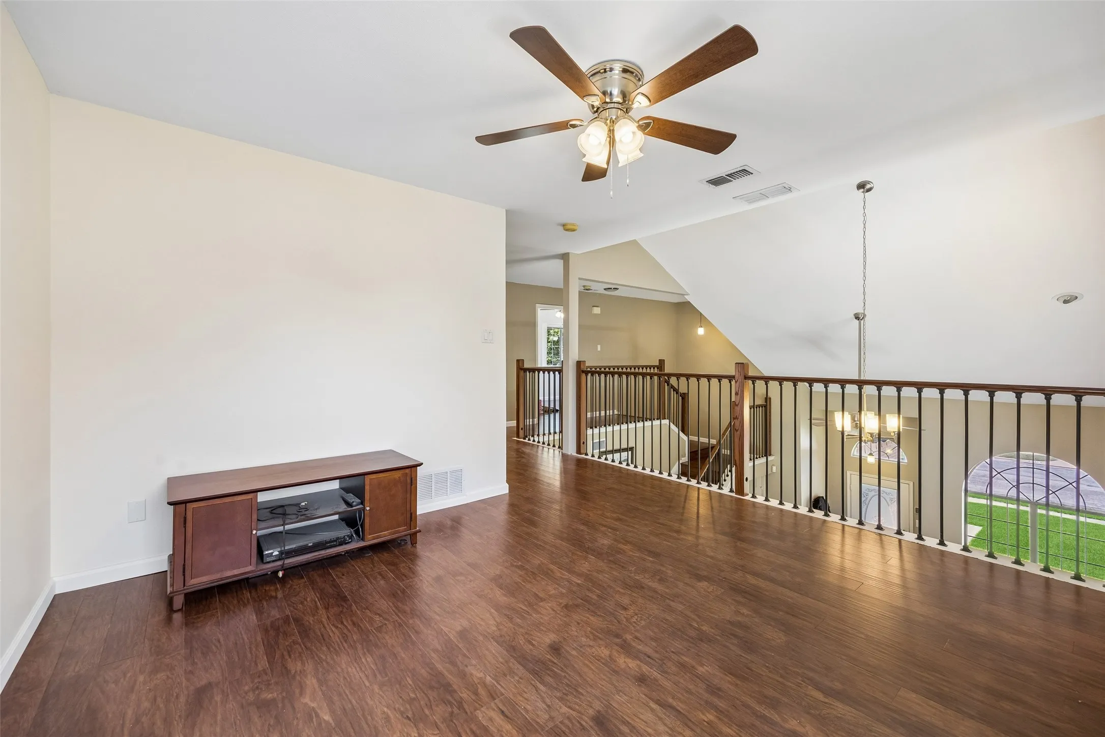 Single Family Residence For Sale in Tarrant County , 6717 Wooddale Drive, Watauga, Texas 76148, 3 Bedroom, 2 Bathroom, 2 Garage spaces, 1,817 Sqft, built in 1992, mls#21301999, Real Estate Agent in Watauga, Homes For Sale in Tarrant county, Homes For Sale in Watauga, Realtor in Watauga Texas, Real Estate Brokerage Independent Realty Texas, Luminita Cordes Realtor