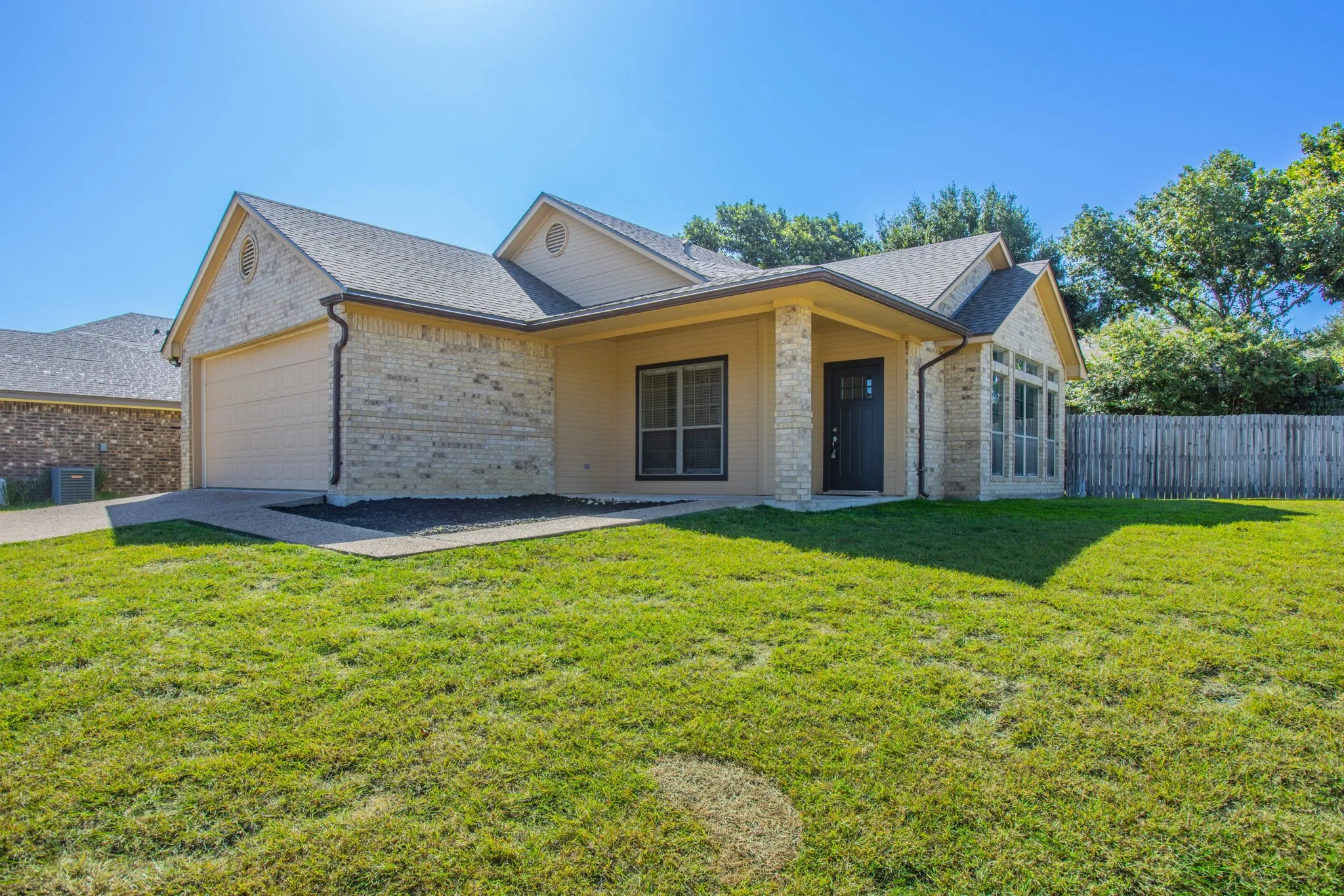 Single Family Residence For Sale in Mc Lennan County , 3060 Andalusian Lane, Robinson, Texas 76706, 3 Bedroom, 2 Bathroom, 2 Garage spaces, 1,429 Sqft, built in 2005, mls#21338633, Real Estate Agent in Robinson, Homes For Sale in Mc Lennan county, Homes For Sale in Robinson, Realtor in Robinson Texas, Real Estate Brokerage Independent Realty Texas, Luminita Cordes Realtor
