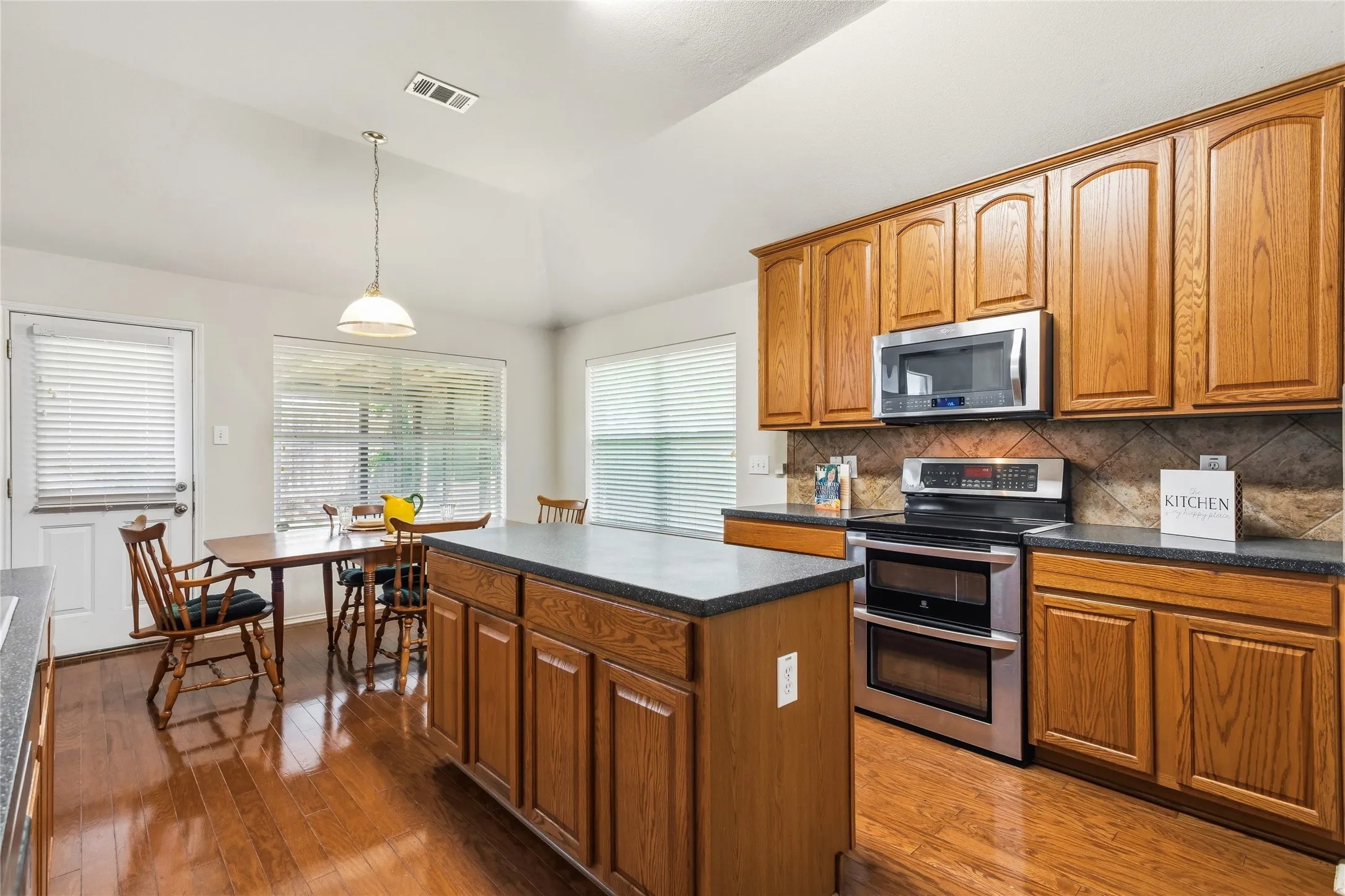 Single Family Residence For Sale in Dallas County , 1612 Lakeside Drive, Glenn Heights, Texas 75154, 4 Bedroom, 3 Bathroom, 3 Garage spaces, 2,492 Sqft, built in 2003, mls#21342483, Real Estate Agent in Glenn Heights, Homes For Sale in Dallas county, Homes For Sale in Glenn Heights, Realtor in Glenn Heights Texas, Real Estate Brokerage Independent Realty Texas, Luminita Cordes Realtor