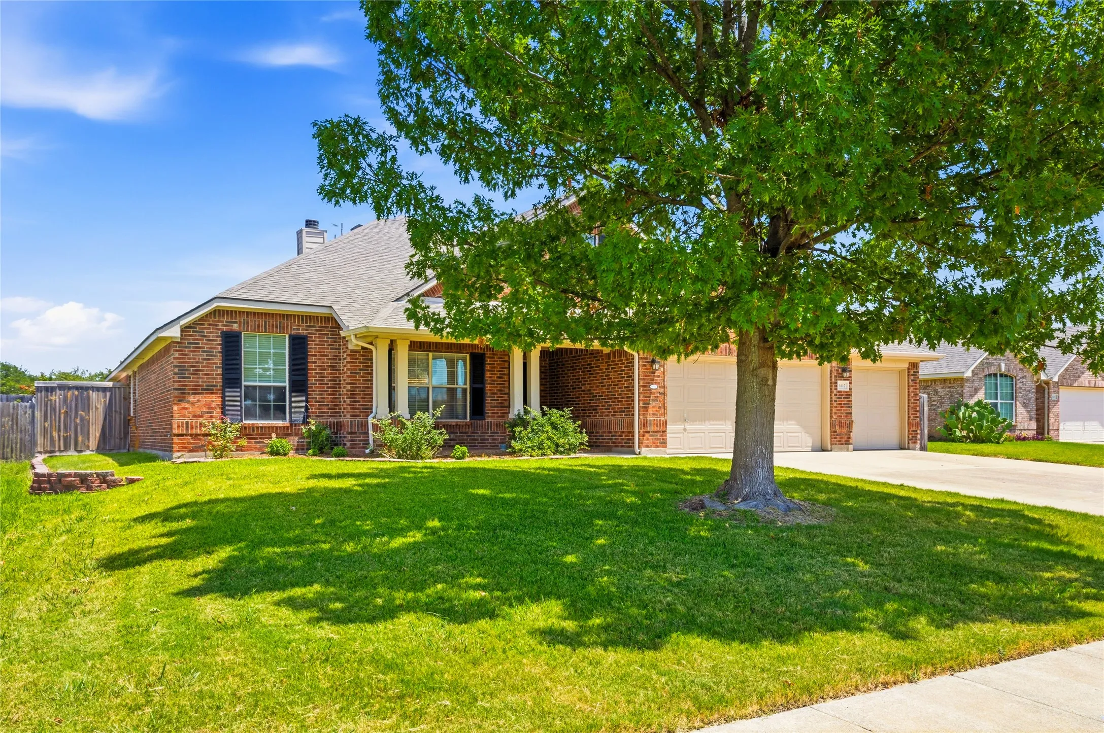 Single Family Residence For Sale in Dallas County , 1612 Lakeside Drive, Glenn Heights, Texas 75154, 4 Bedroom, 3 Bathroom, 3 Garage spaces, 2,492 Sqft, built in 2003, mls#21342483, Real Estate Agent in Glenn Heights, Homes For Sale in Dallas county, Homes For Sale in Glenn Heights, Realtor in Glenn Heights Texas, Real Estate Brokerage Independent Realty Texas, Luminita Cordes Realtor